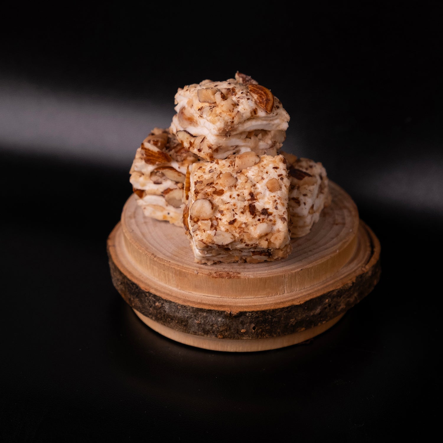 Badem kaplı bademli fındık kremalı baklava dilim lokum – içi fındık kremalı, dışı kavrulmuş badem kaplı özel lokum çeşidi