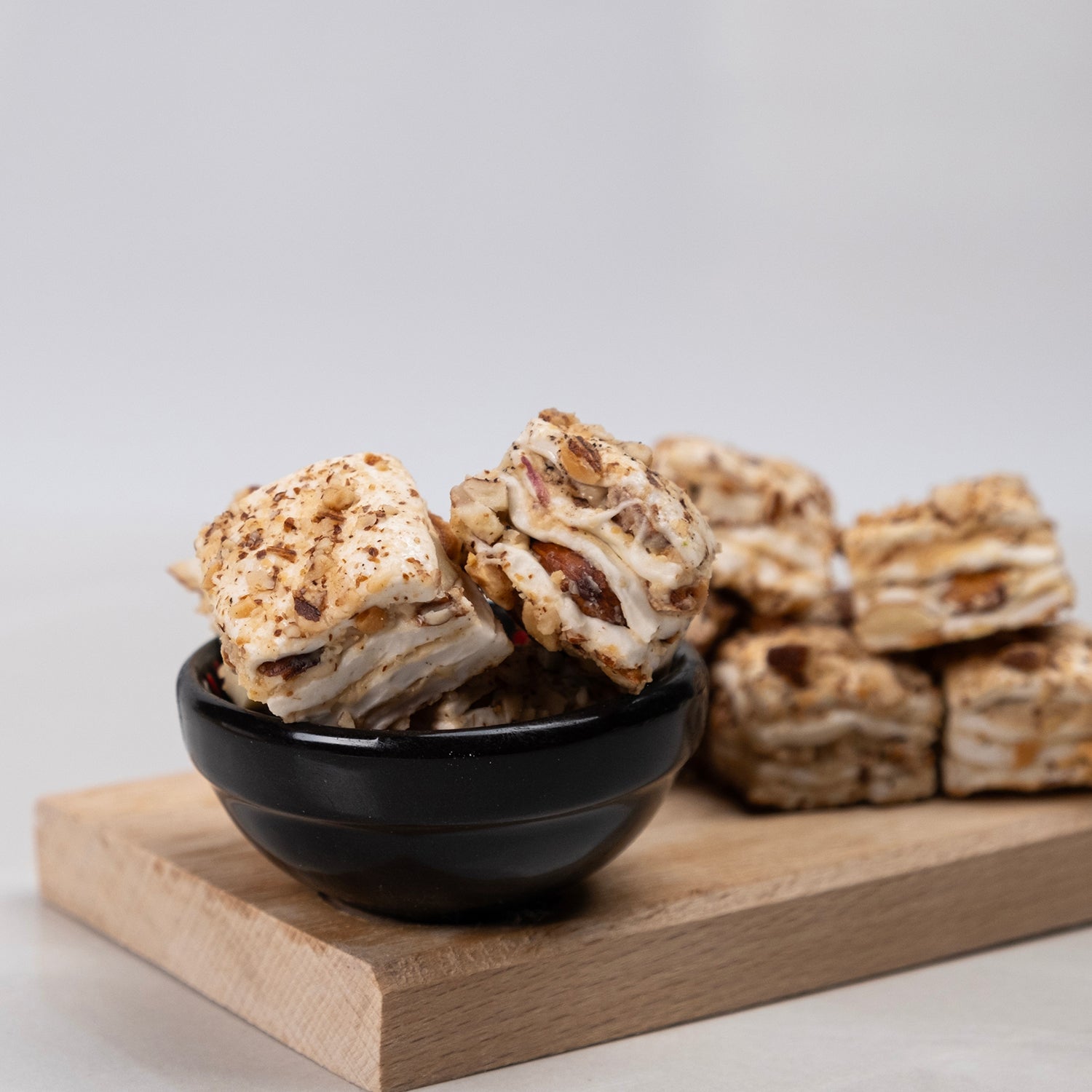 Badem kaplı bademli fındık kremalı baklava dilim lokum – içi fındık kremalı, dışı kavrulmuş badem kaplı özel lokum çeşidi