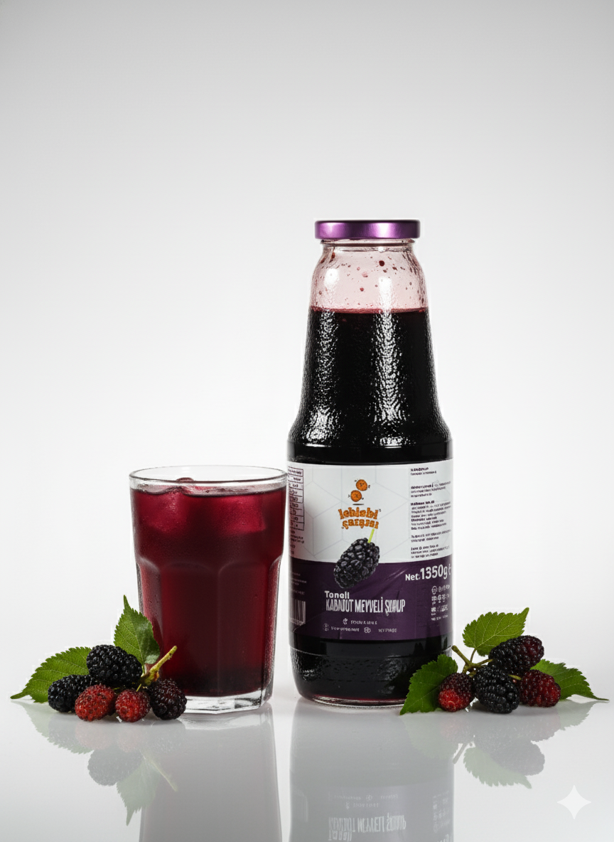 Gerçek karadut taneleriyle zenginleştirilmiş taneli karadut şurubu, cam şişede sunulan doğal ve katkısız bir içecektir.