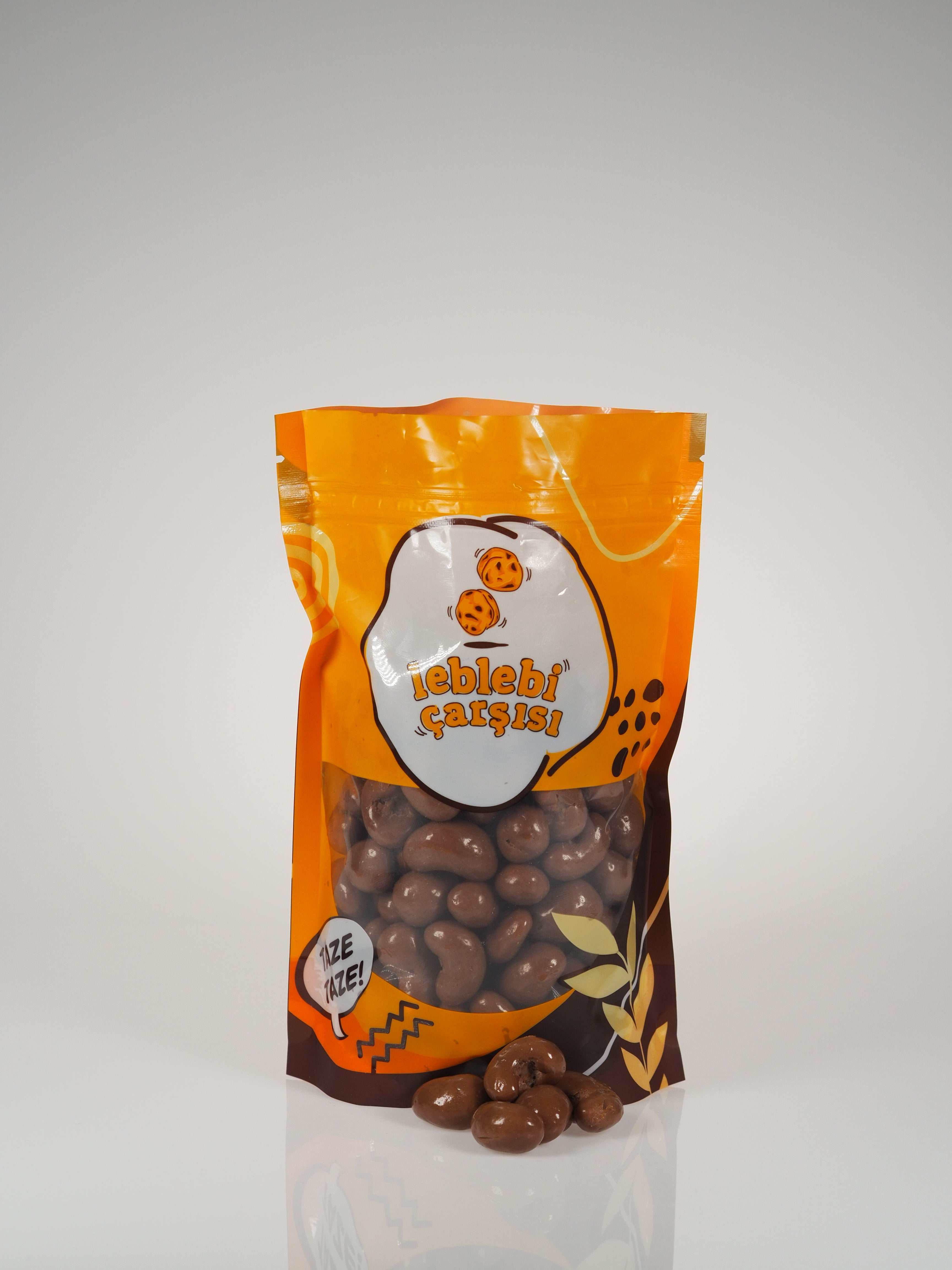 Sütlü çikolatayla kaplı kavrulmuş kaju fıstıkları – lezzetli ve katkısız atıştırmalık