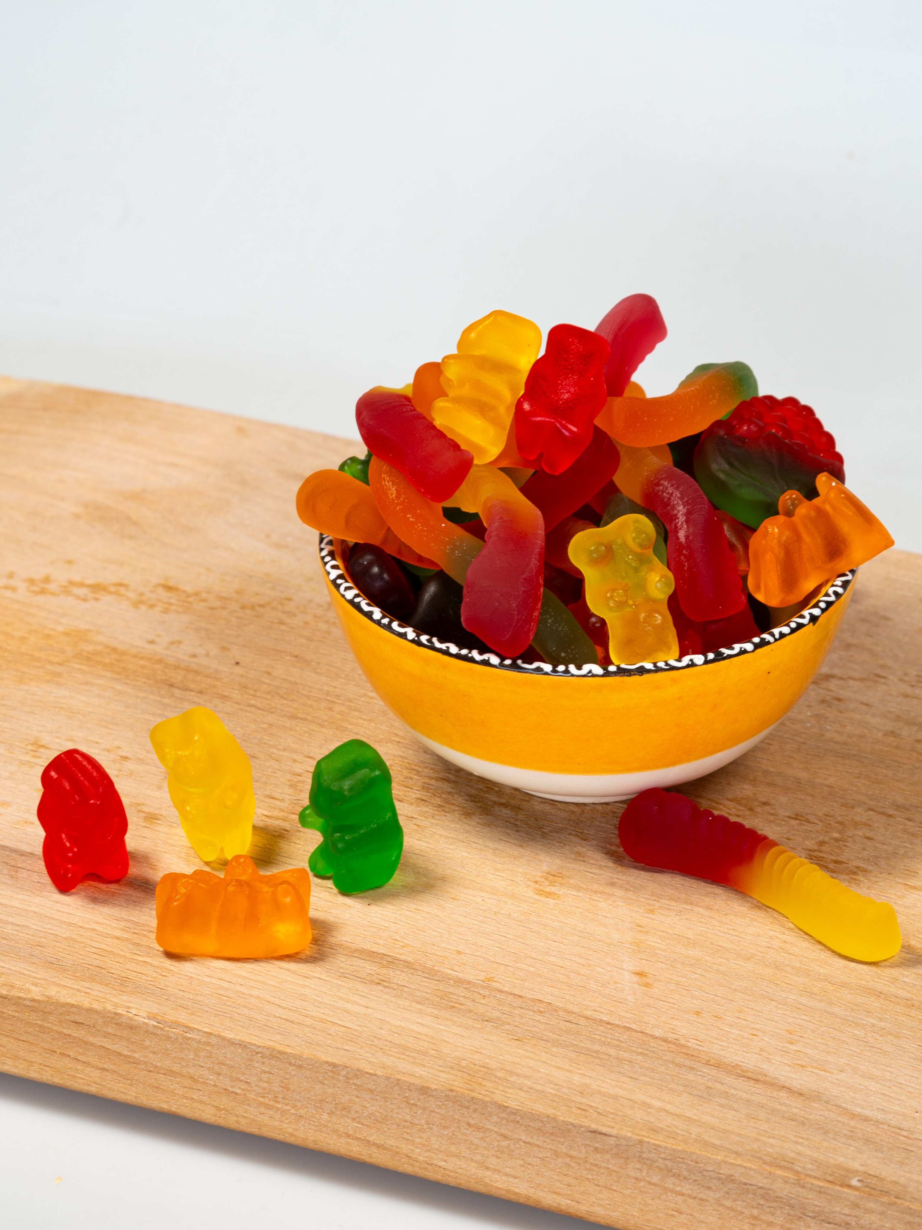 Klasik meyveli jelibon – çilek, limon, elma ve portakal aromalı renkli yumuşak jelibon şekerleme