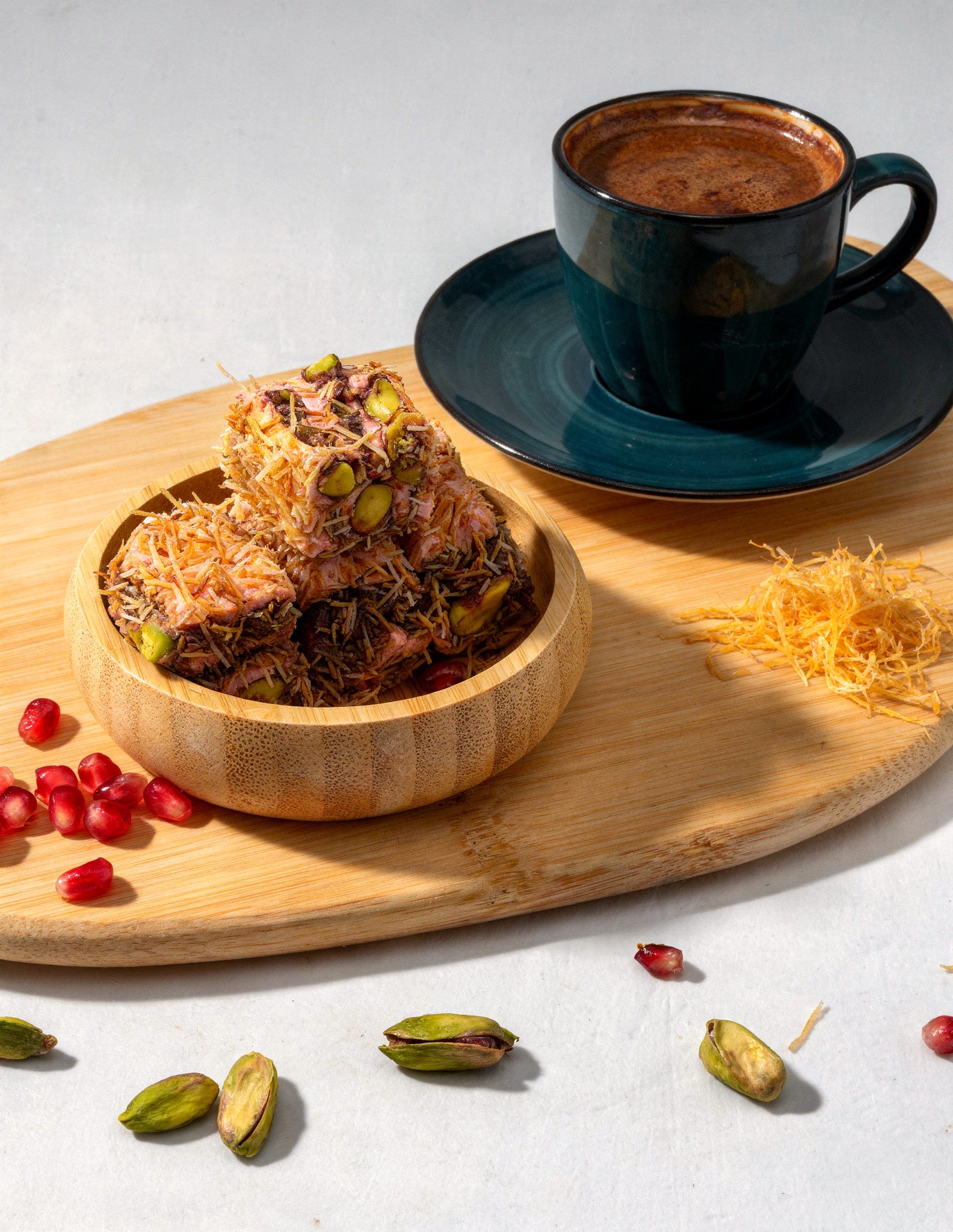 Kadayıf kaplı, içi nar aromalı ve bütün Antep fıstıklı lokum parçaları