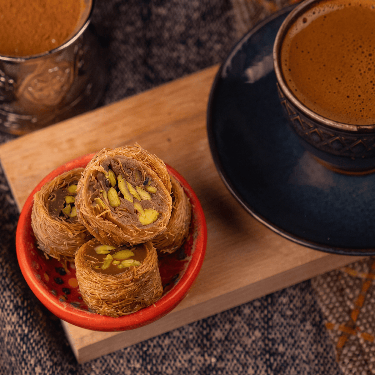 Kadayıf kaplı, lotus kremalı bülbül yuvası lokumu.