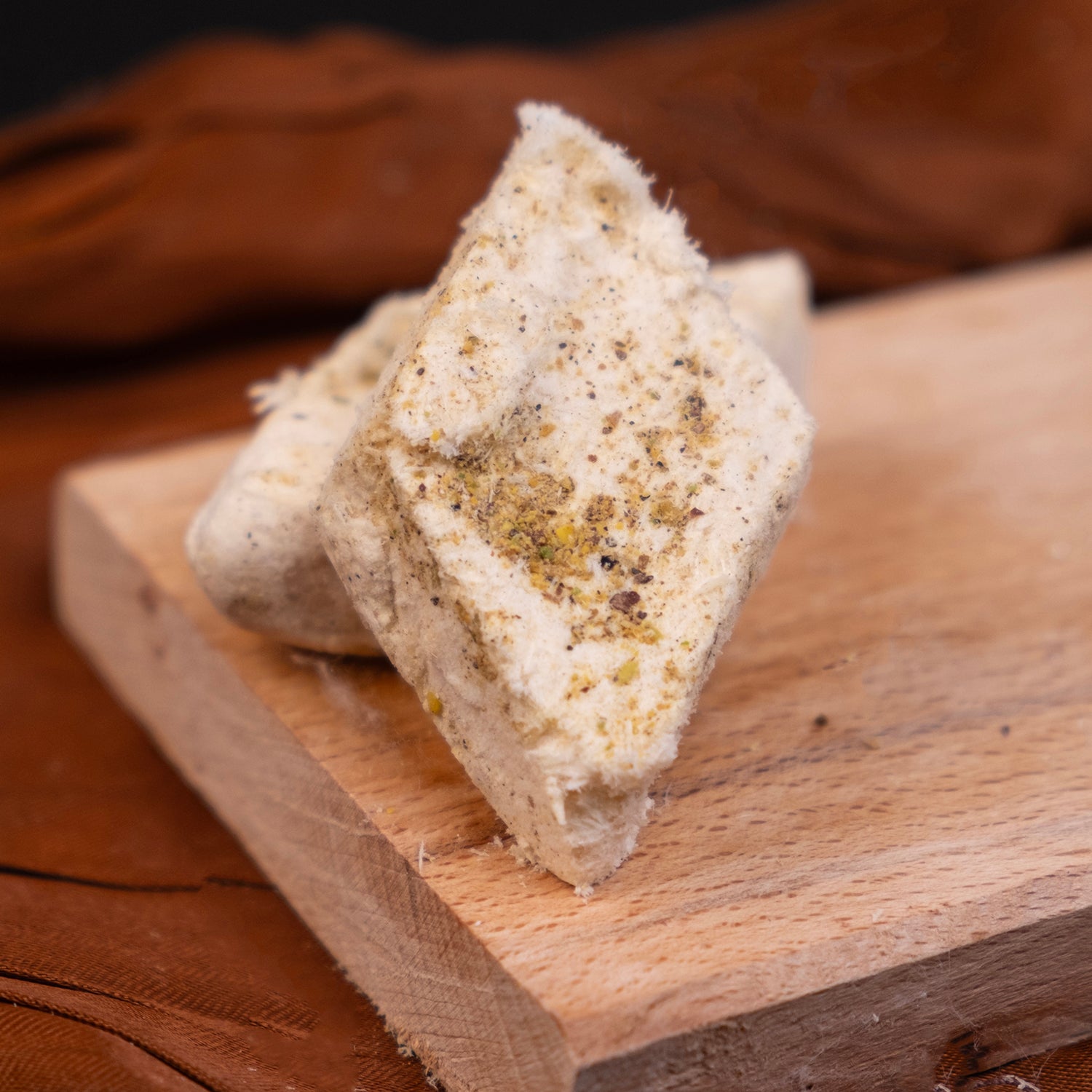 Antep fıstıklı saray helvası – ince yapıda, unlu ve kıtır dokulu geleneksel helva çeşidi