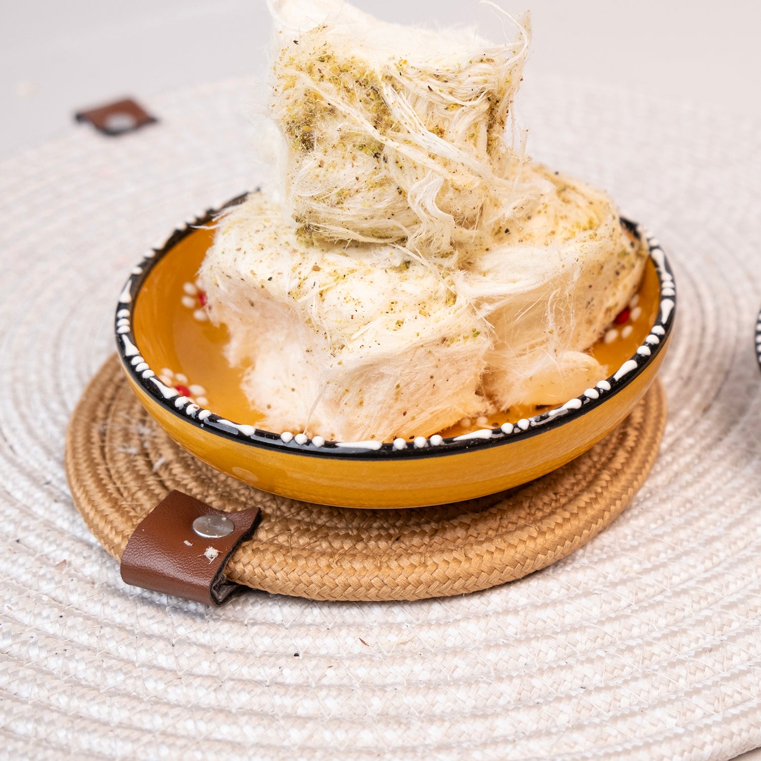 Antep fıstıklı pişmaniye – lif lif yapıda, içi kavrulmuş Antep fıstığı dolu geleneksel tatlı