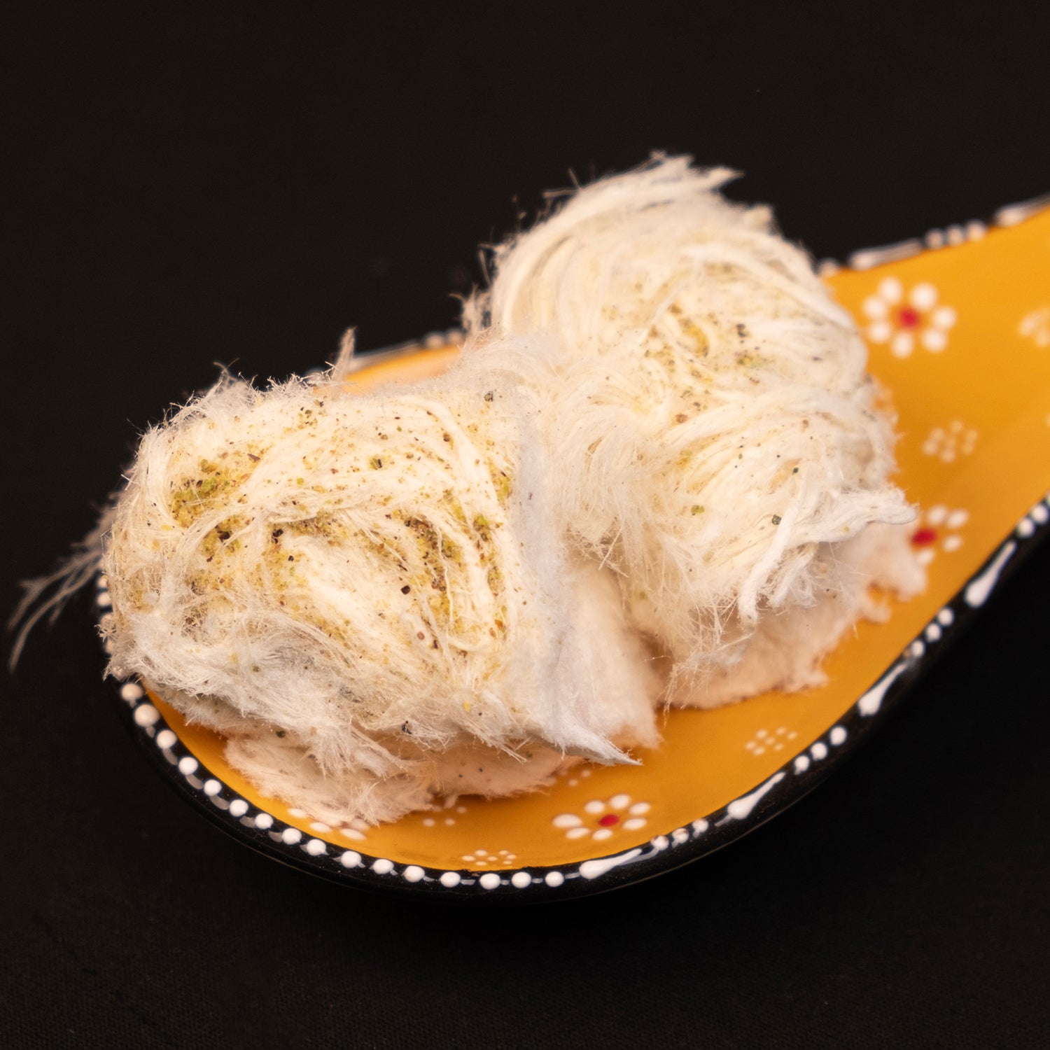 Antep fıstıklı pişmaniye – lif lif yapıda, içi kavrulmuş Antep fıstığı dolu geleneksel tatlı