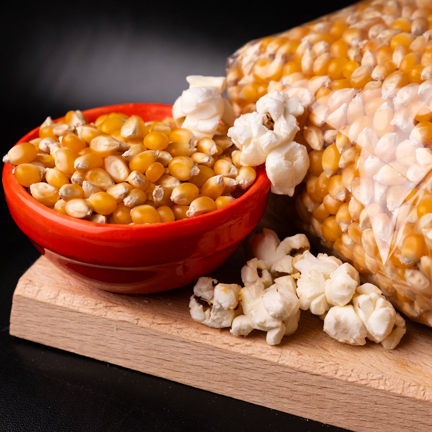 Çıtır tuzlu cin mısırlar – kavrulmuş mısır taneleriyle nostaljik atıştırmalık