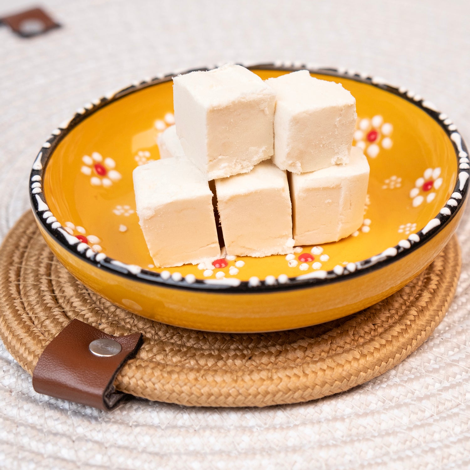 Sade çekme helva – lif lif yapıda, geleneksel un helvası formunda sade tatlı