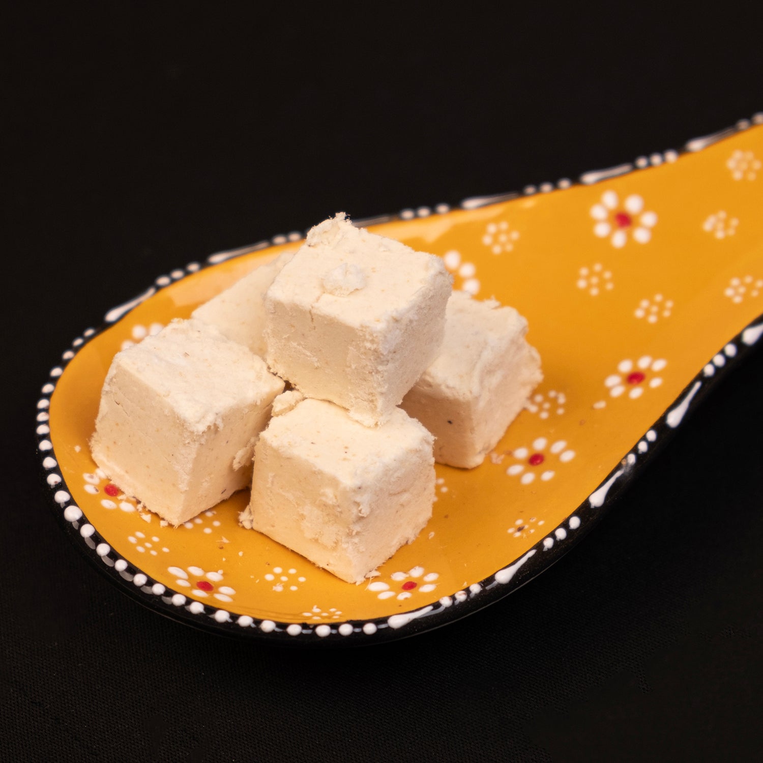 Sade çekme helva – lif lif yapıda, geleneksel un helvası formunda sade tatlı