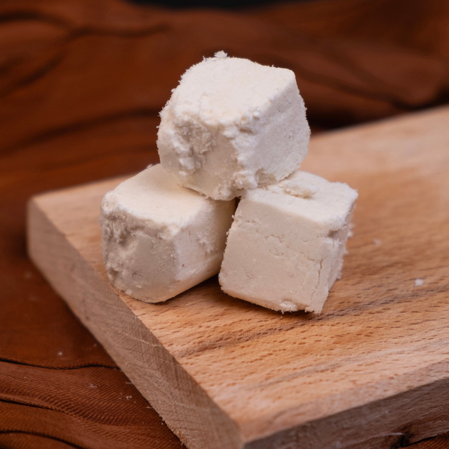 Sade çekme helva – lif lif yapıda, geleneksel un helvası formunda sade tatlı