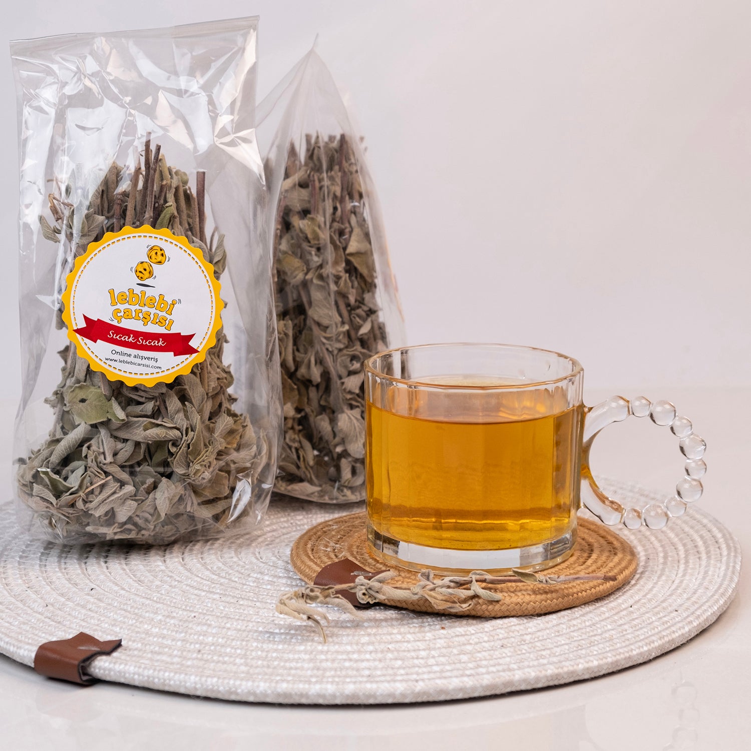 Kurutulmuş doğal adaçayı yaprakları – şifalı, ferahlatıcı ve geleneksel bitki çayı ürünü