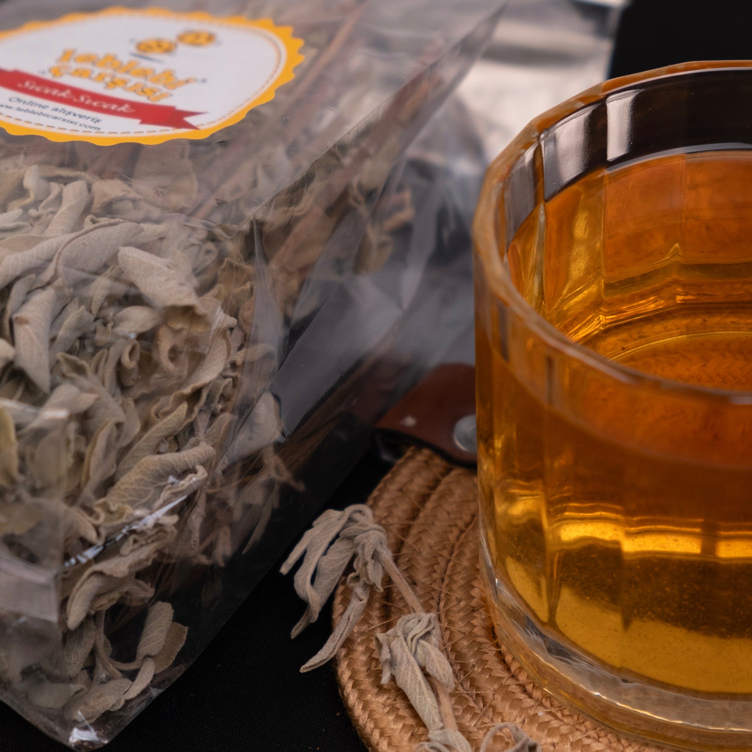 Kurutulmuş doğal adaçayı yaprakları – şifalı, ferahlatıcı ve geleneksel bitki çayı ürünü