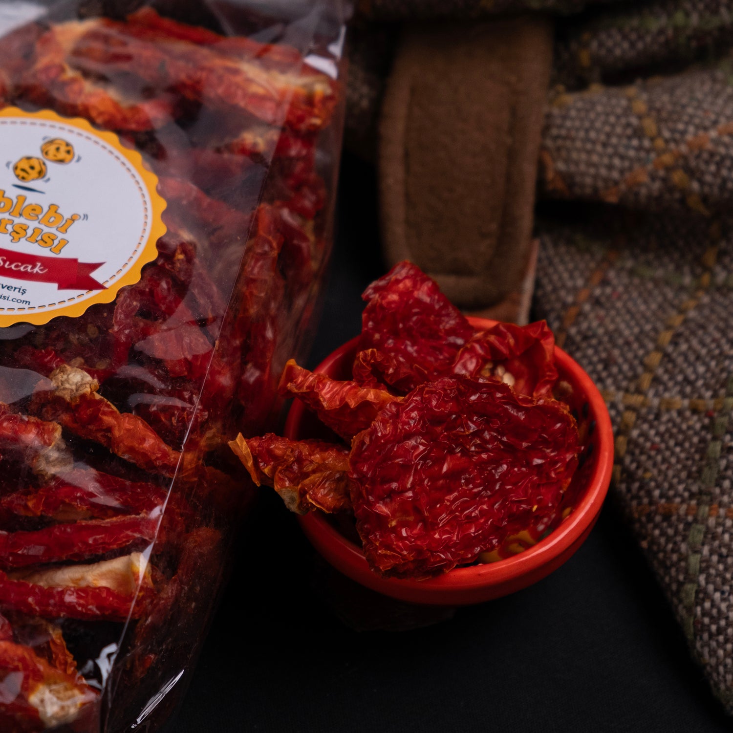 Güneşte kurutulmuş doğal domates dilimleri – katkısız ve yoğun aromalı ev yapımı domates kurusu