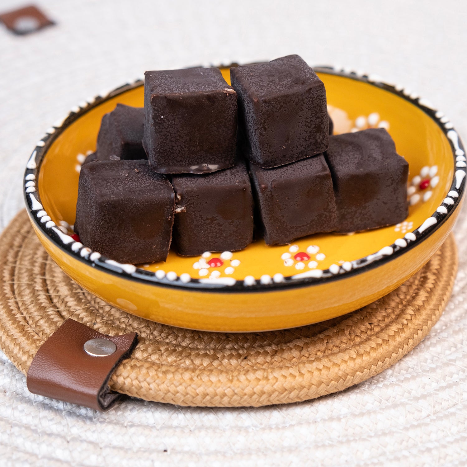 Sütlü çikolatayla kaplanmış sade çekme helva – lif lif yapıda, modern tatlı