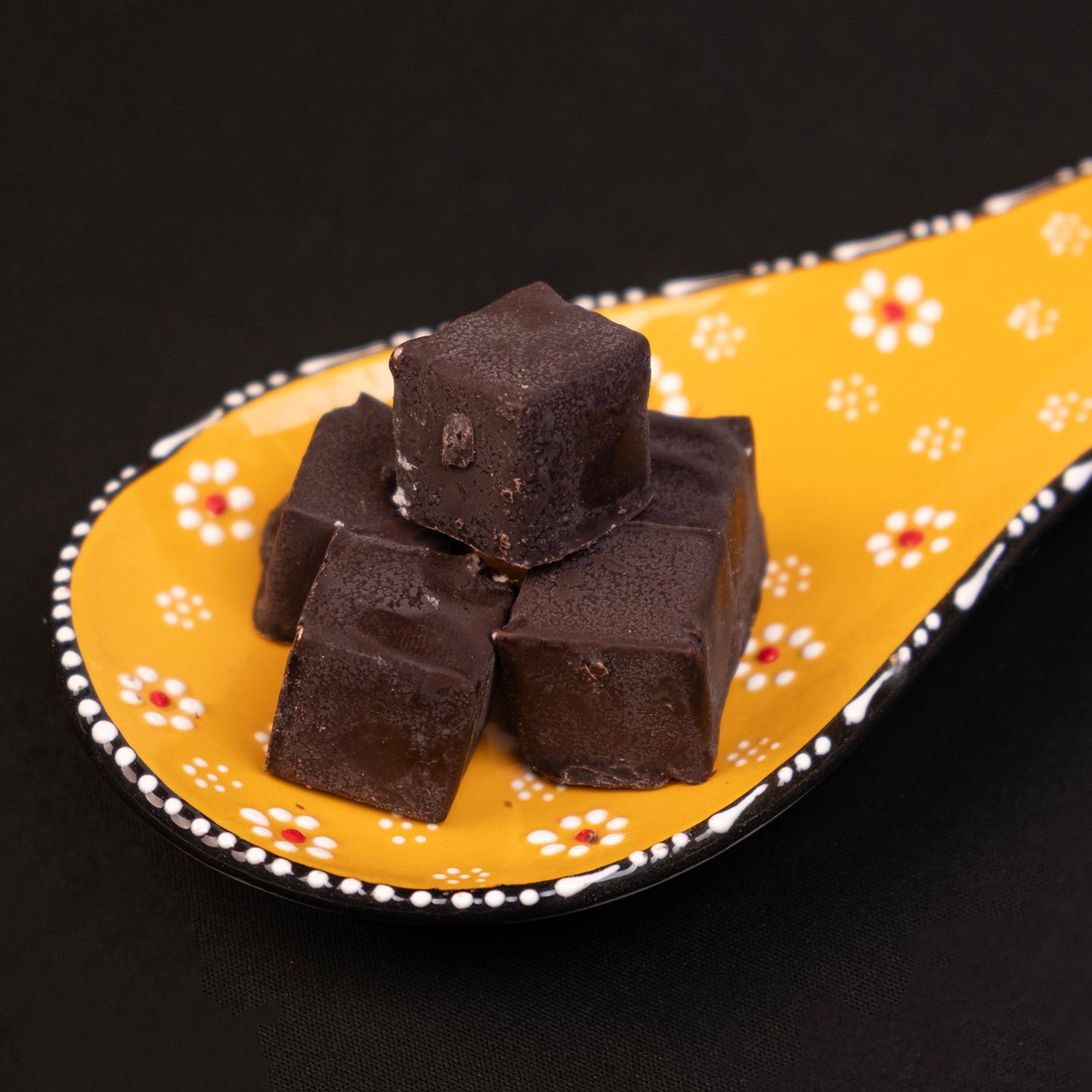 Sütlü çikolatayla kaplanmış sade çekme helva – lif lif yapıda, modern tatlı