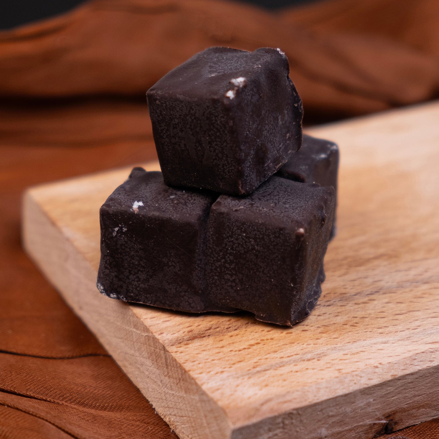 Sütlü çikolatayla kaplanmış sade çekme helva – lif lif yapıda, modern tatlı