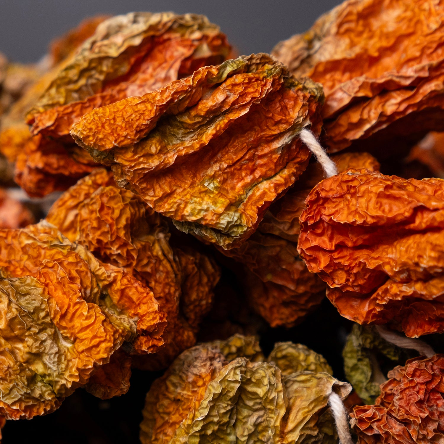 Güneşte kurutulmuş dolmalık kırmızı biberler – katkısız ve geleneksel yöntemlerle hazırlanmış kuru biber