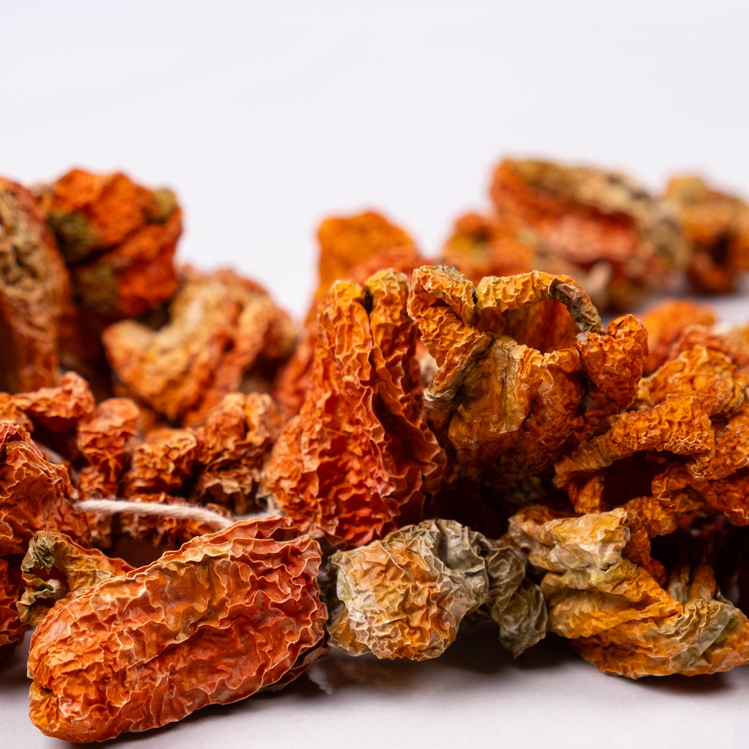 Güneşte kurutulmuş dolmalık kırmızı biberler – katkısız ve geleneksel yöntemlerle hazırlanmış kuru biber