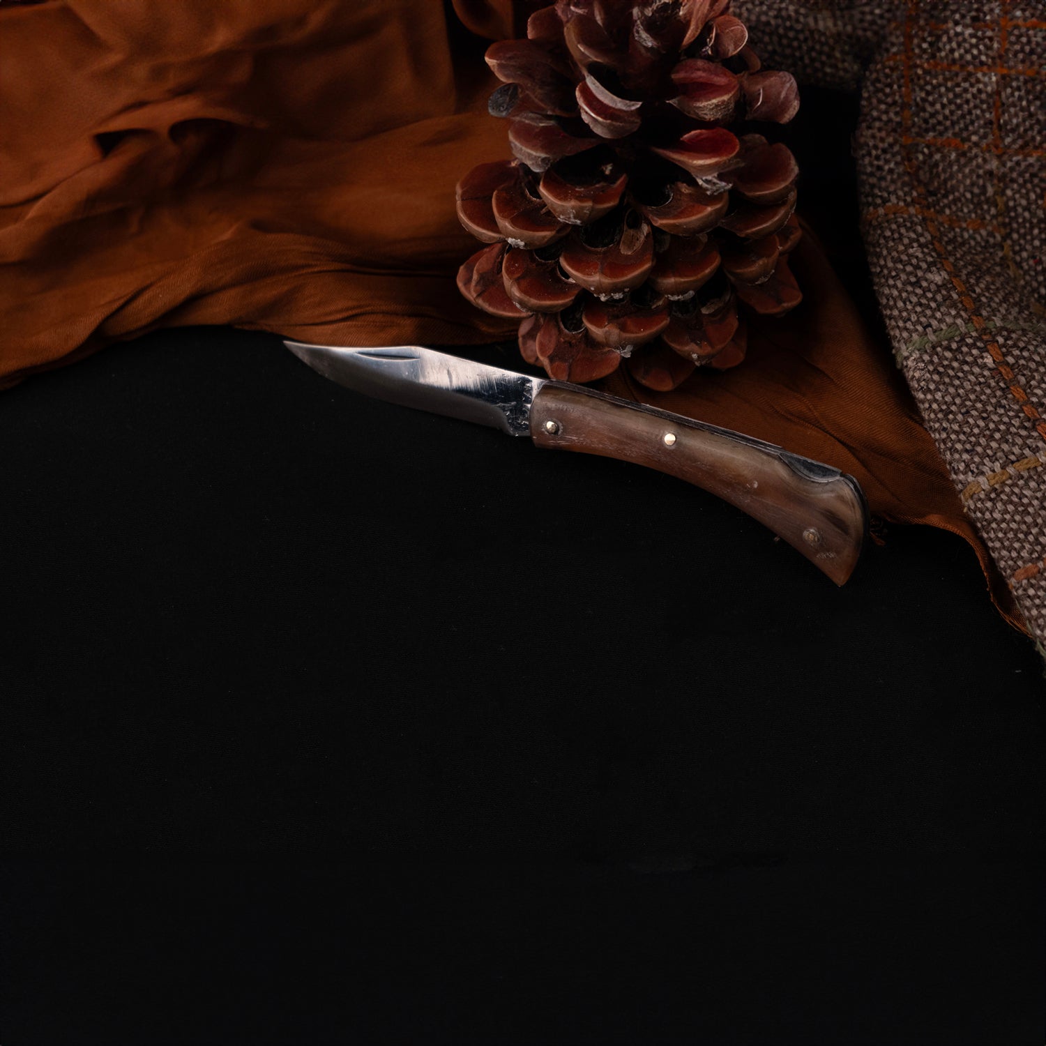 El yapımı boynuz saplı Yatağan çakı – doğal malzeme ve çelik gövde detaylı ürün görseli