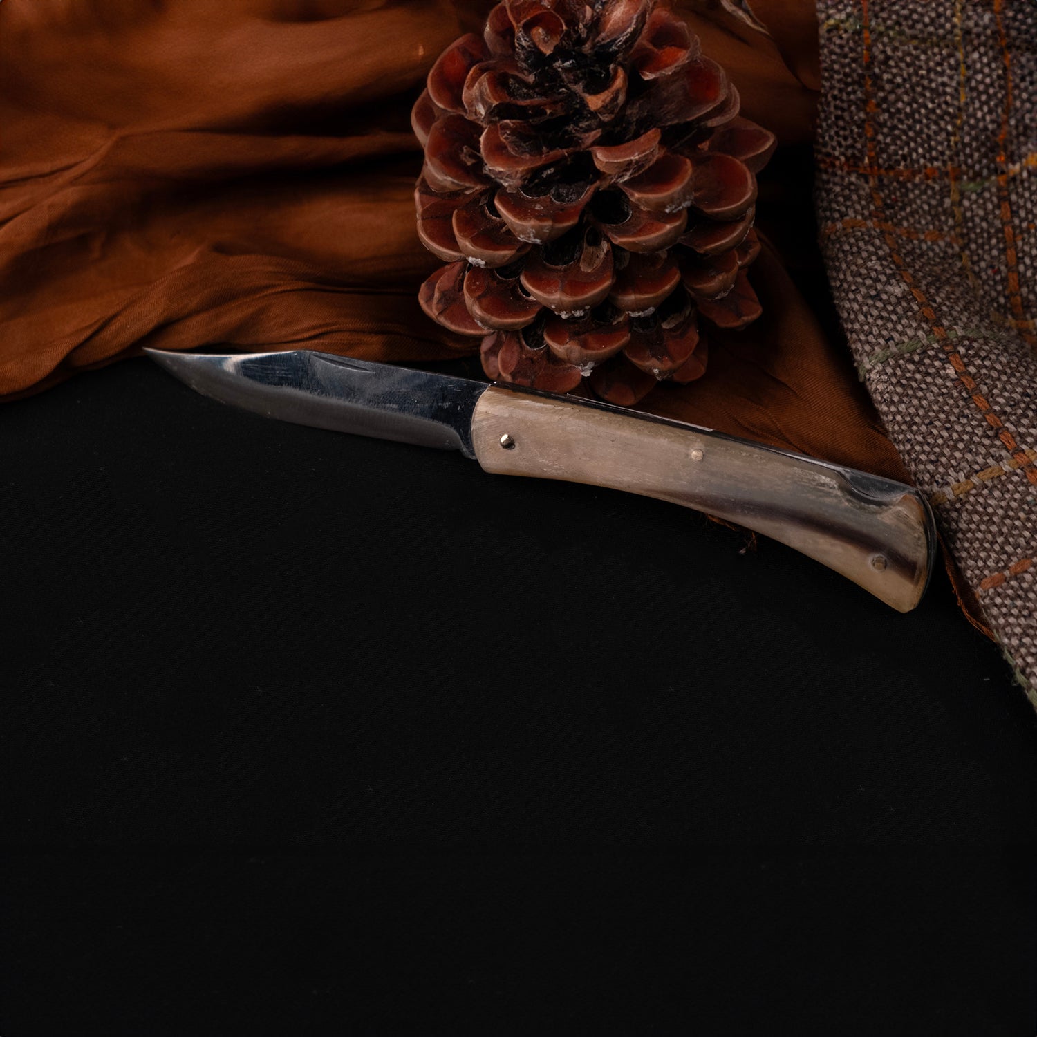 El yapımı boynuz saplı Yatağan çakı – doğal malzeme ve çelik gövde detaylı ürün görseli