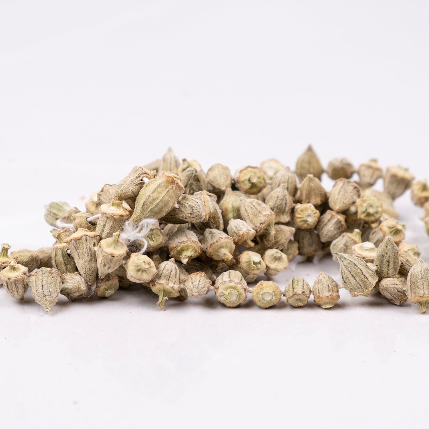 İpe dizilmiş doğal kuru bamya çiçekleri – geleneksel yöntemle kurutulmuş katkısız bamya