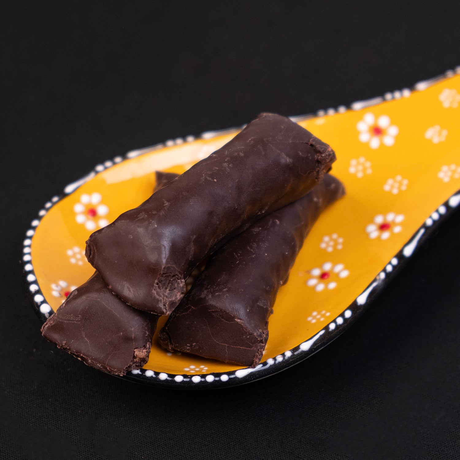 Sütlü çikolatayla kaplanmış kuru incir – doğal meyve ve tatlı birleşimi