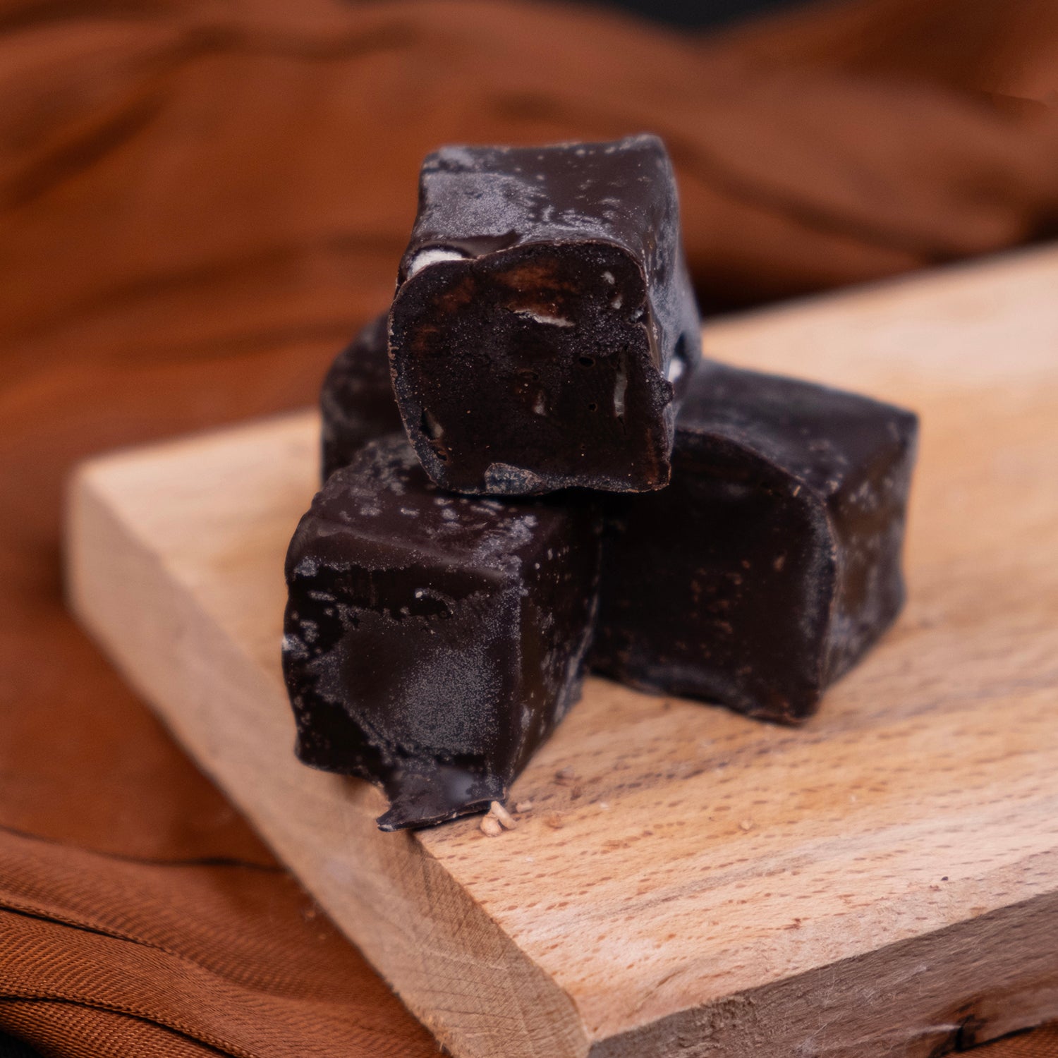 Çikolata kaplı Antep fıstıklı çekme helva – lif lif helva, sütlü çikolata kaplama, özel tatlı