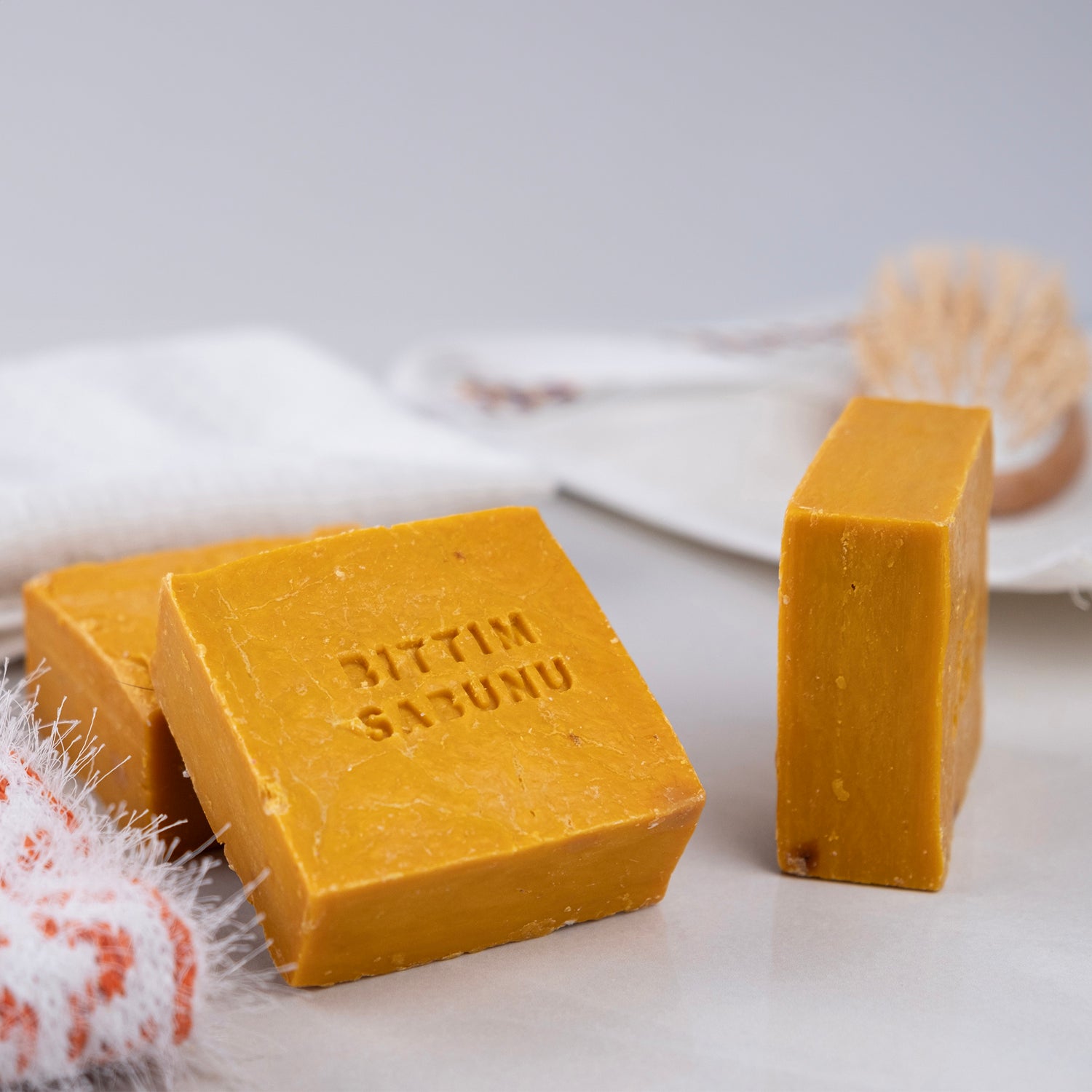 Doğal menengiç (bıttım) yağıyla üretilmiş el yapımı sabun – saç ve cilt için geleneksel bakım ürünü