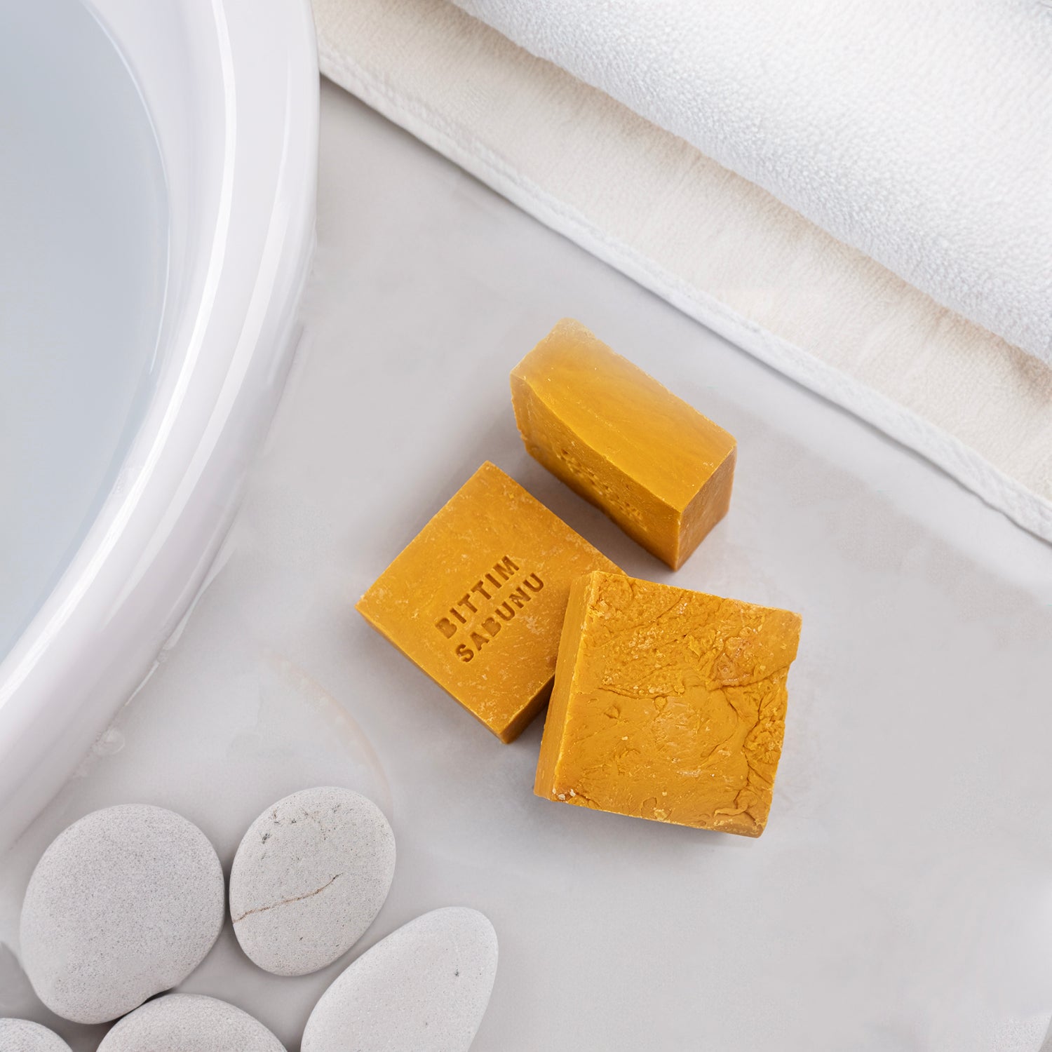 Doğal menengiç (bıttım) yağıyla üretilmiş el yapımı sabun – saç ve cilt için geleneksel bakım ürünü