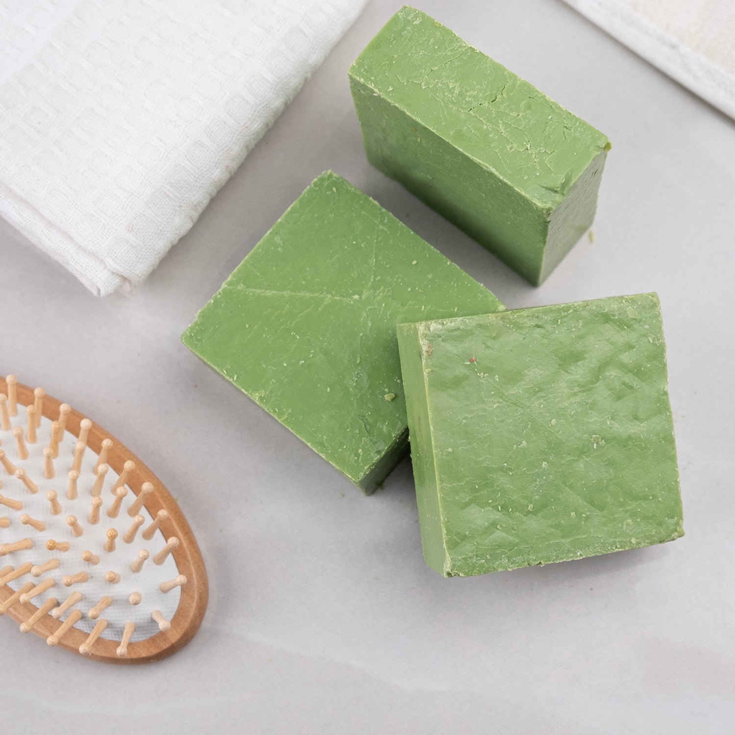 Doğal defne yağı içeren el yapımı sabun – arındırıcı, saç ve cilt dostu geleneksel sabun çeşidi