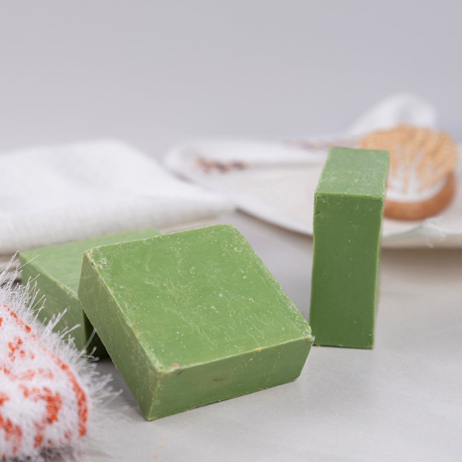 Doğal defne yağı içeren el yapımı sabun – arındırıcı, saç ve cilt dostu geleneksel sabun çeşidi