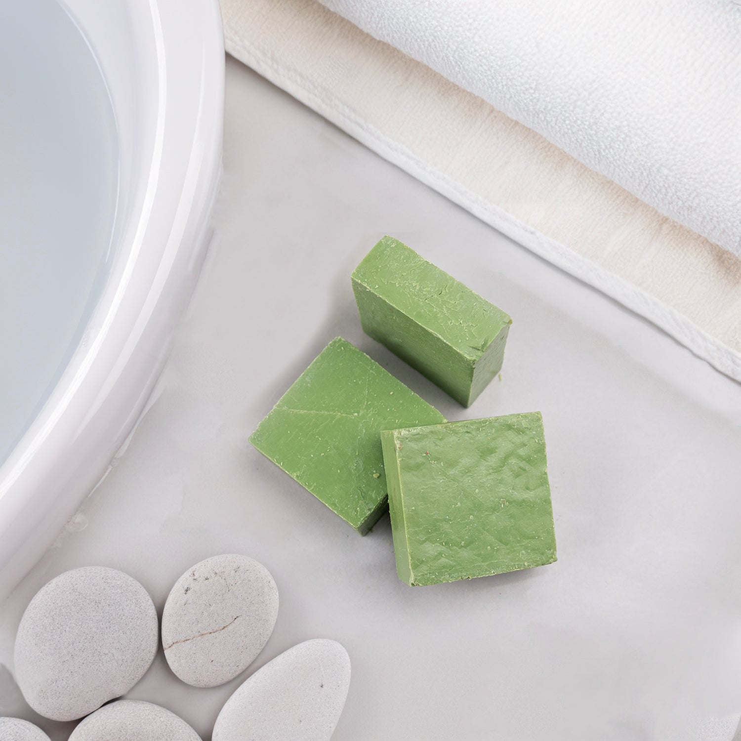 Doğal defne yağı içeren el yapımı sabun – arındırıcı, saç ve cilt dostu geleneksel sabun çeşidi