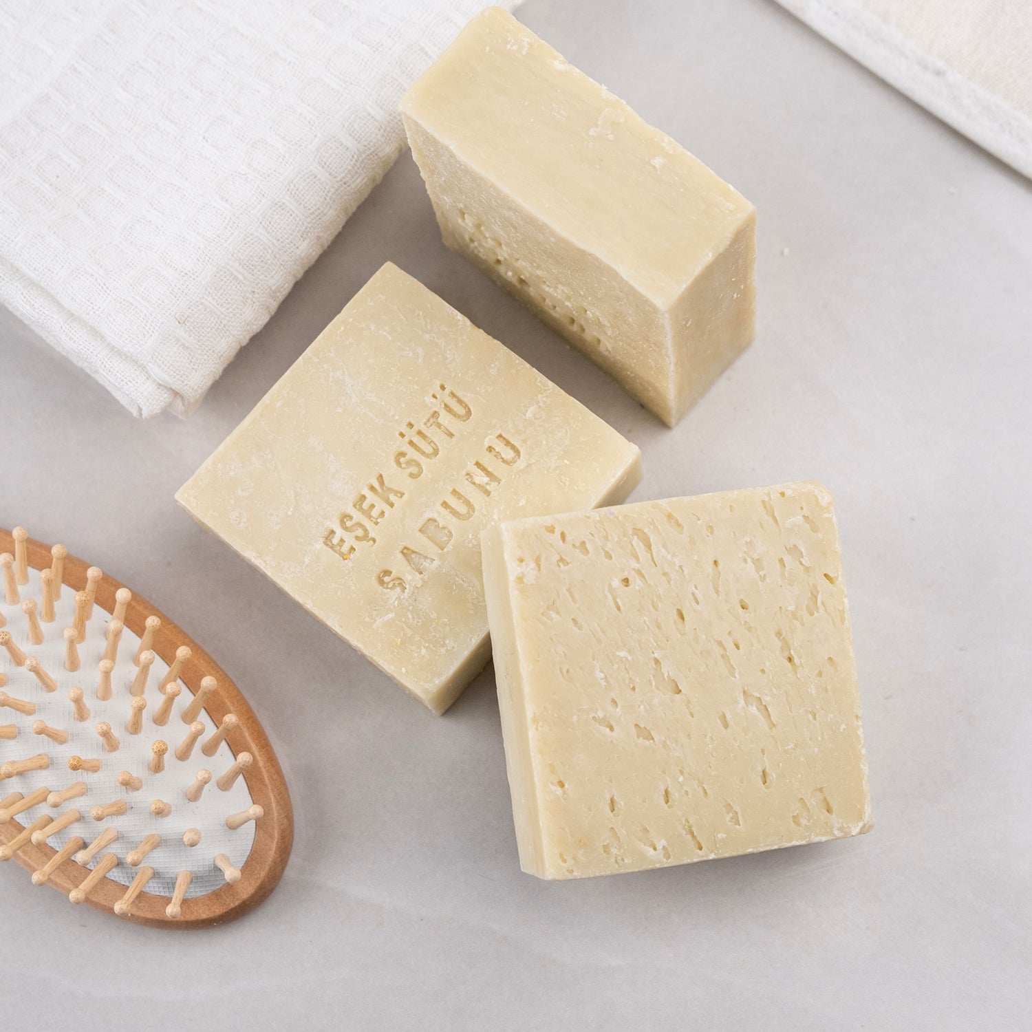 Doğal eşek sütü içeren beyaz sabun – nemlendirici, yenileyici ve hassas ciltler için bitkisel bakım ürünü