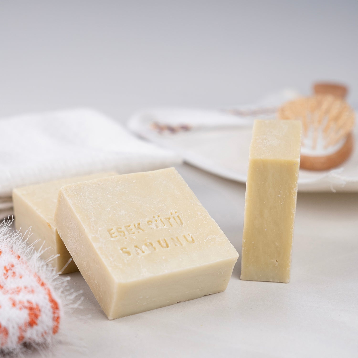 Doğal eşek sütü içeren beyaz sabun – nemlendirici, yenileyici ve hassas ciltler için bitkisel bakım ürünü