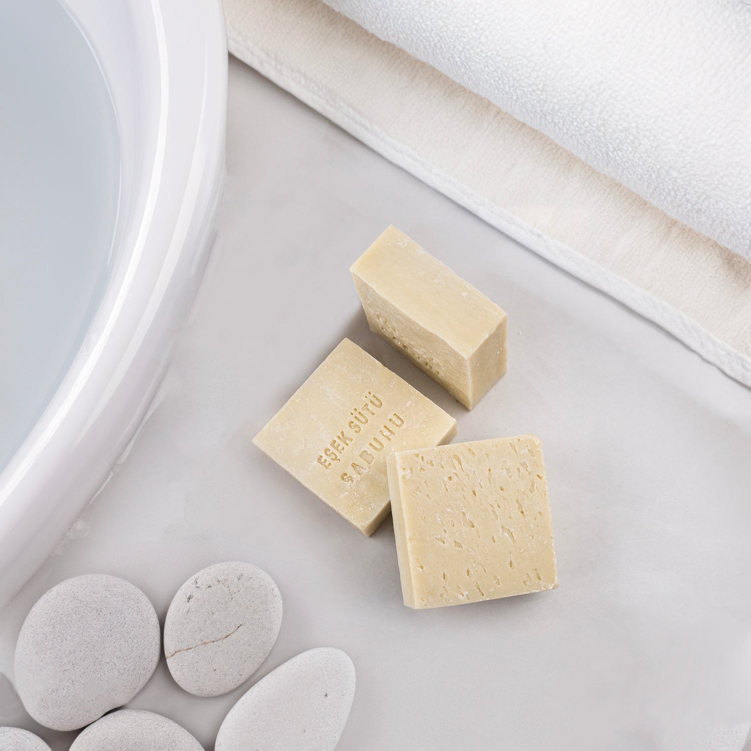 Doğal eşek sütü içeren beyaz sabun – nemlendirici, yenileyici ve hassas ciltler için bitkisel bakım ürünü