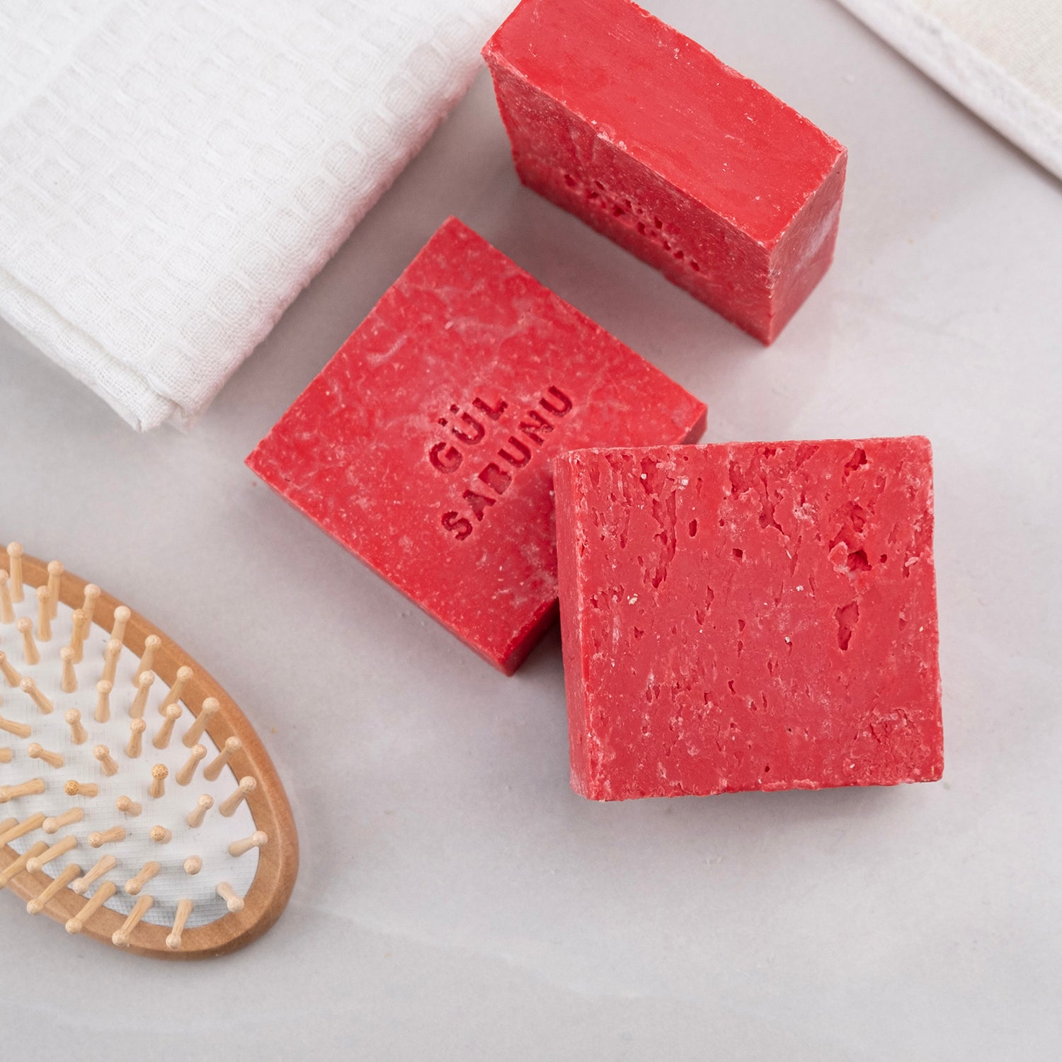 Doğal gül yağı içeren bitkisel sabun – ferahlatıcı, yumuşatıcı ve cilt canlandırıcı doğal bakım ürünü