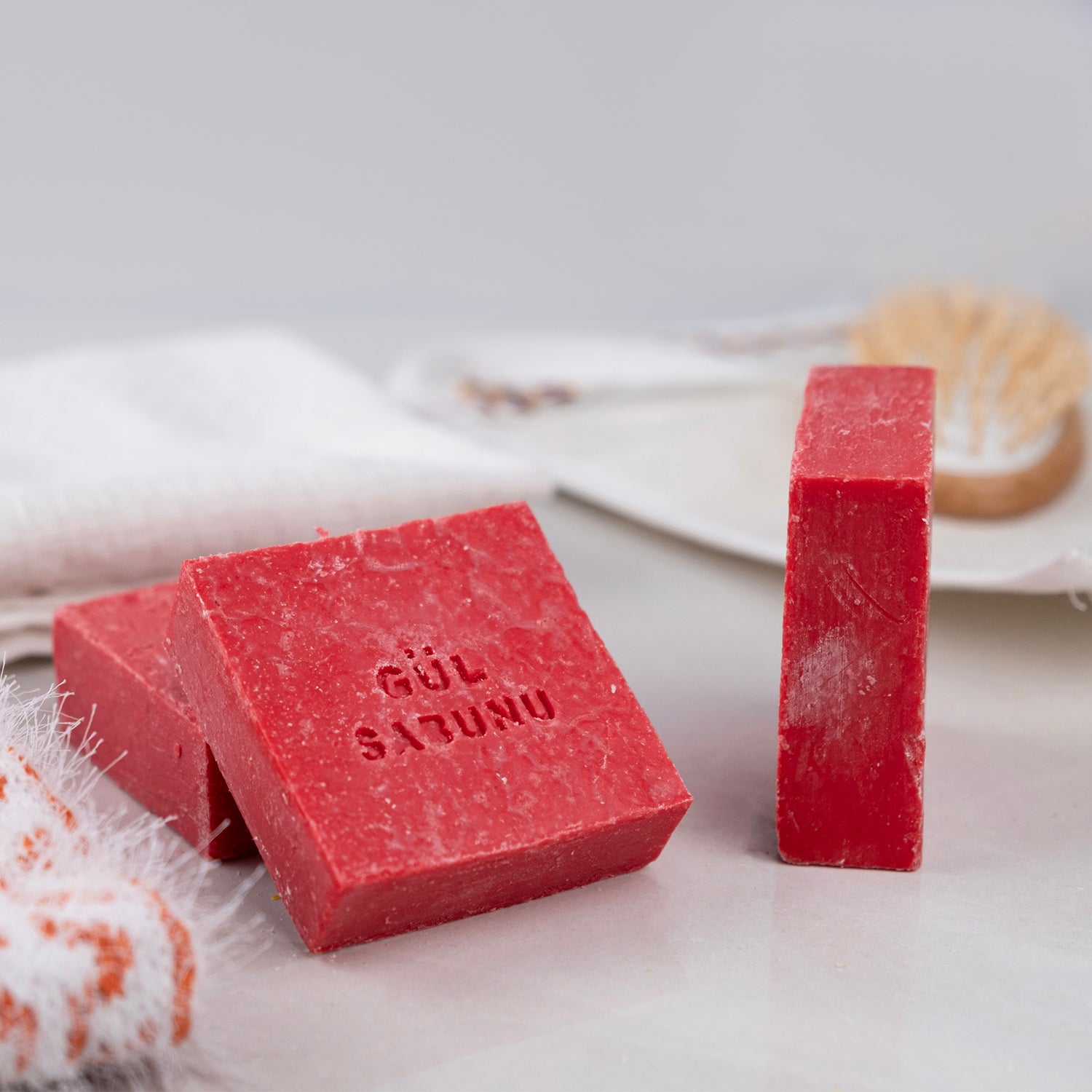 Doğal gül yağı içeren bitkisel sabun – ferahlatıcı, yumuşatıcı ve cilt canlandırıcı doğal bakım ürünü