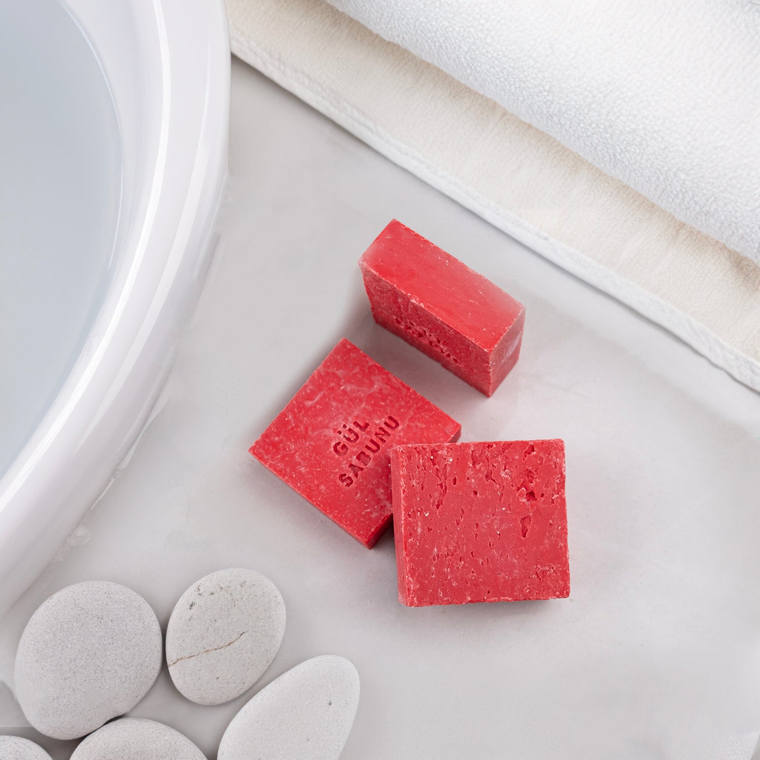 Doğal gül yağı içeren bitkisel sabun – ferahlatıcı, yumuşatıcı ve cilt canlandırıcı doğal bakım ürünü