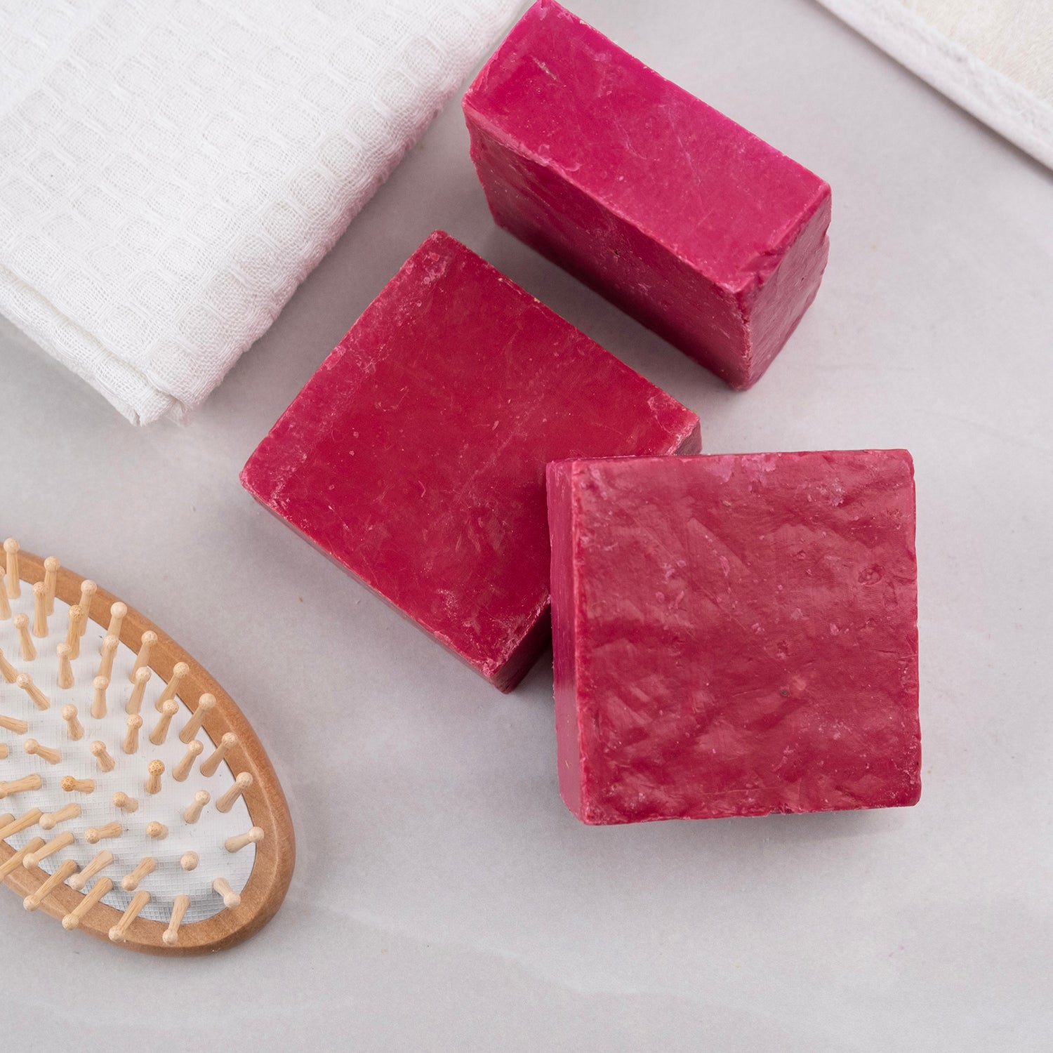 Kantaron yağı içeren doğal sabun – onarıcı, yatıştırıcı ve lekelerle mücadeleye yardımcı bitkisel bakım ürünü