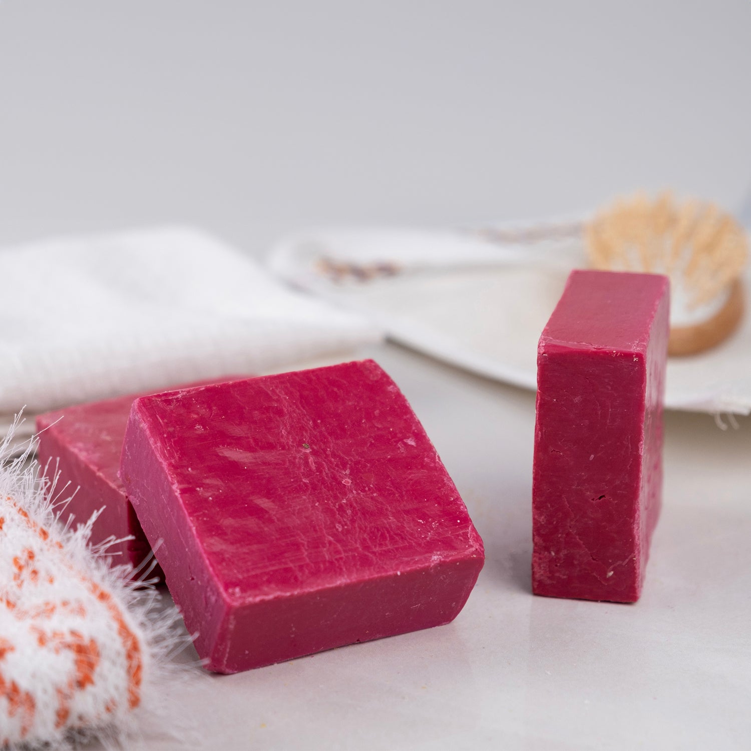 Kantaron yağı içeren doğal sabun – onarıcı, yatıştırıcı ve lekelerle mücadeleye yardımcı bitkisel bakım ürünü