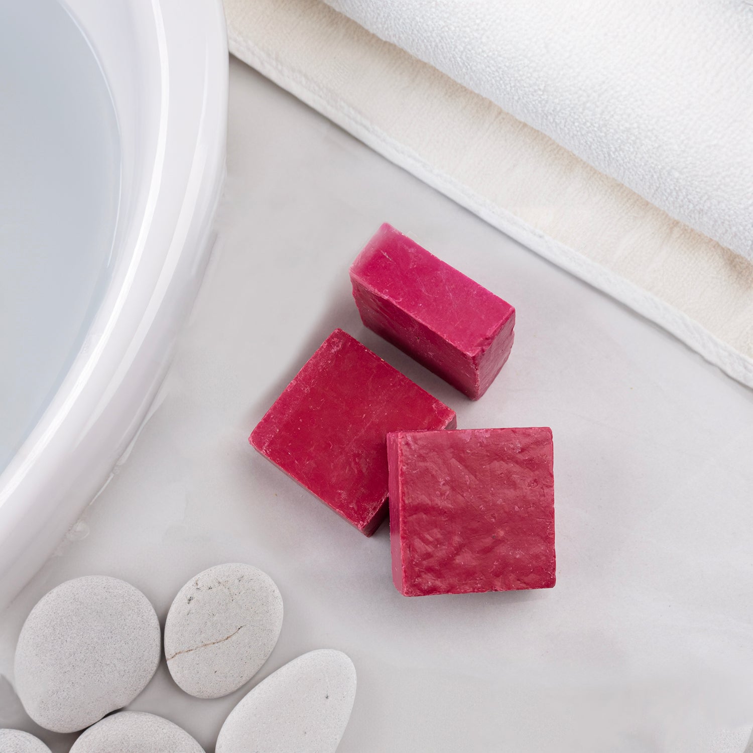 Kantaron yağı içeren doğal sabun – onarıcı, yatıştırıcı ve lekelerle mücadeleye yardımcı bitkisel bakım ürünü