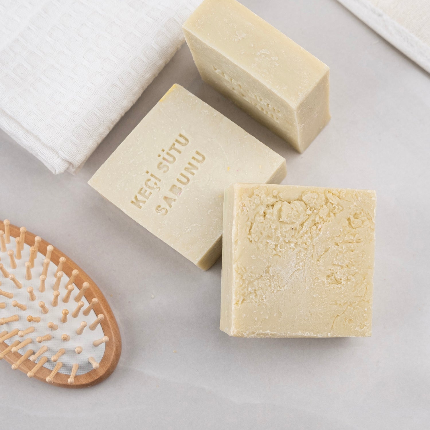 Doğal keçi sütü içeren beyaz sabun – nemlendirici, yumuşatıcı ve hassas ciltlere uygun bitkisel bakım ürünü