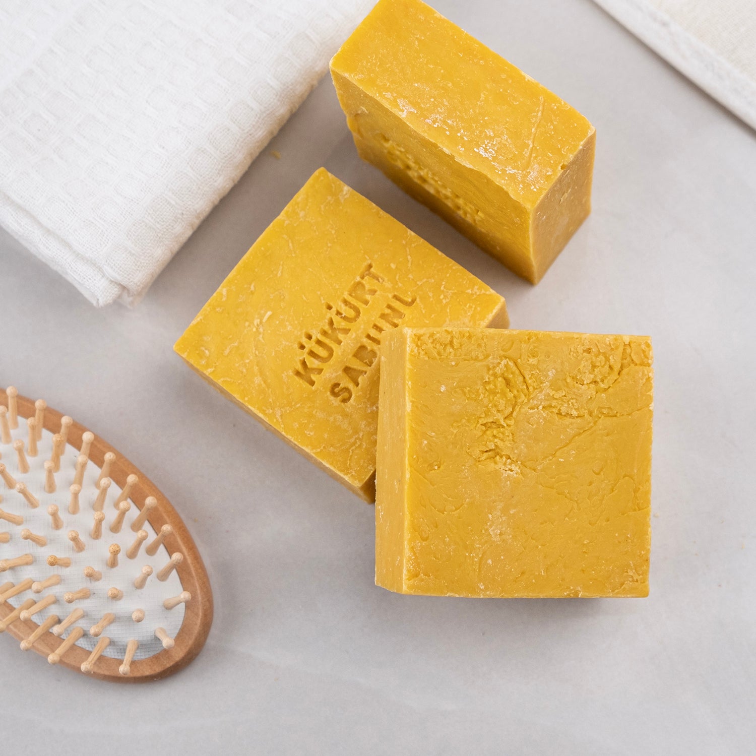 Kükürt içeren doğal sabun – yağlı ve akneli ciltler için arındırıcı ve dengeleyici bitkisel bakım ürünü