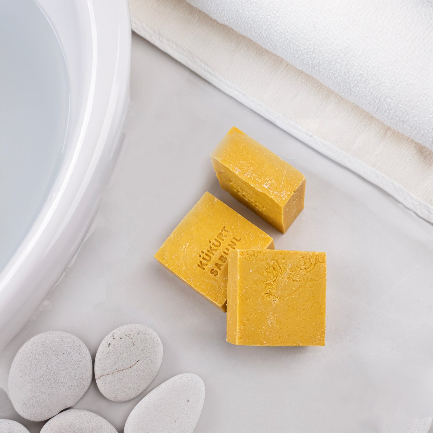 Kükürt içeren doğal sabun – yağlı ve akneli ciltler için arındırıcı ve dengeleyici bitkisel bakım ürünü