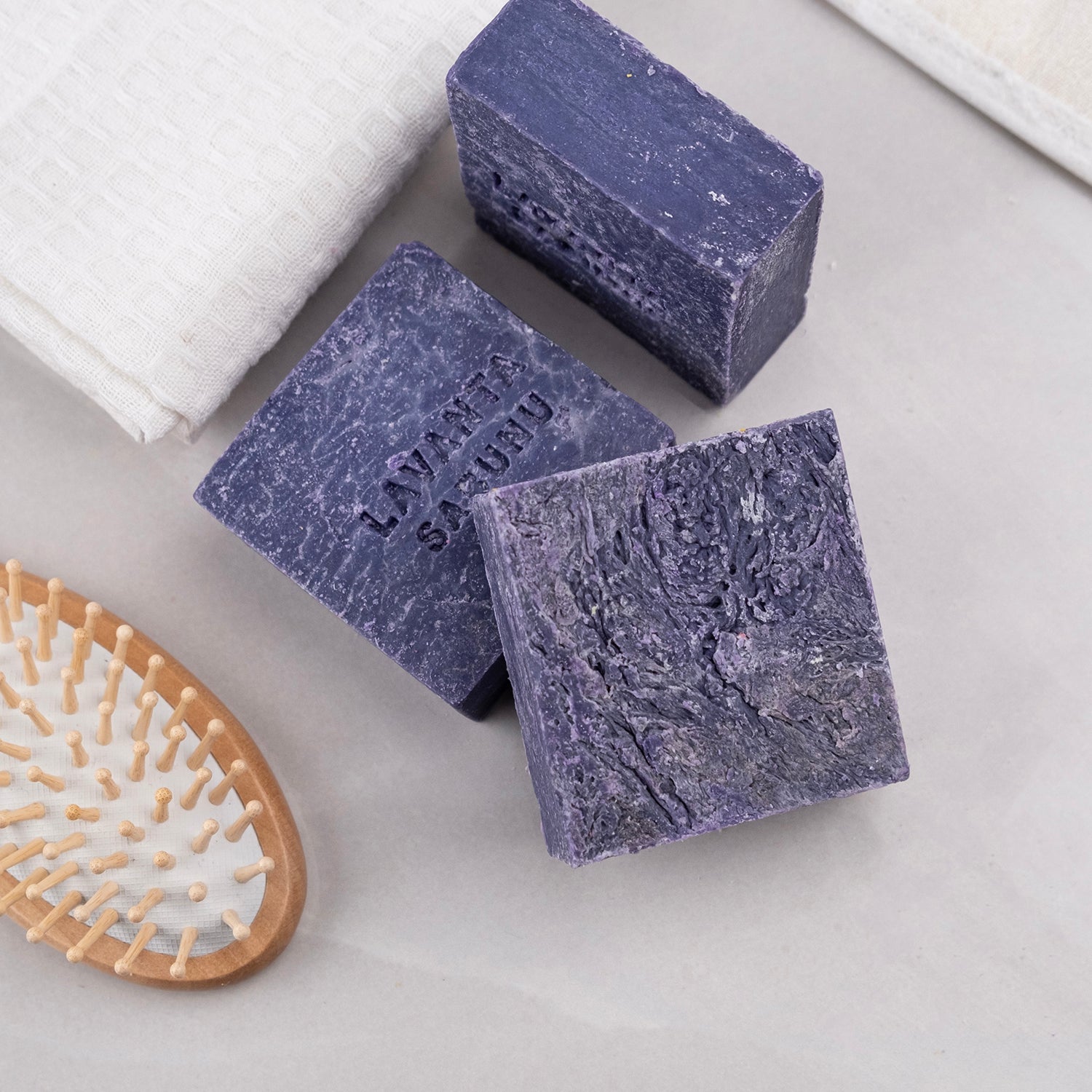 Lavanta yağı ve çiçeği içeren doğal sabun – arındırıcı, rahatlatıcı ve ferahlatıcı bitkisel bakım ürünü