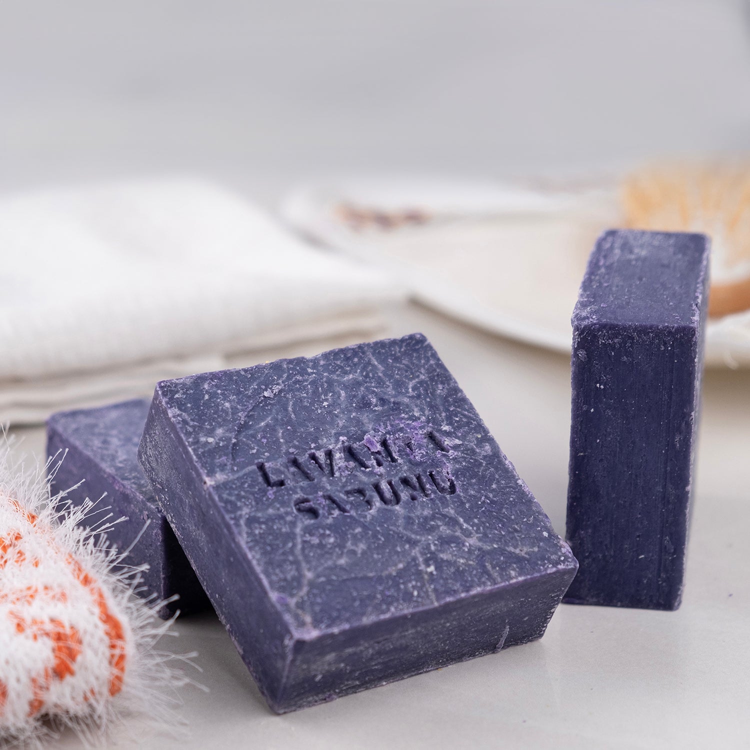 Lavanta yağı ve çiçeği içeren doğal sabun – arındırıcı, rahatlatıcı ve ferahlatıcı bitkisel bakım ürünü
