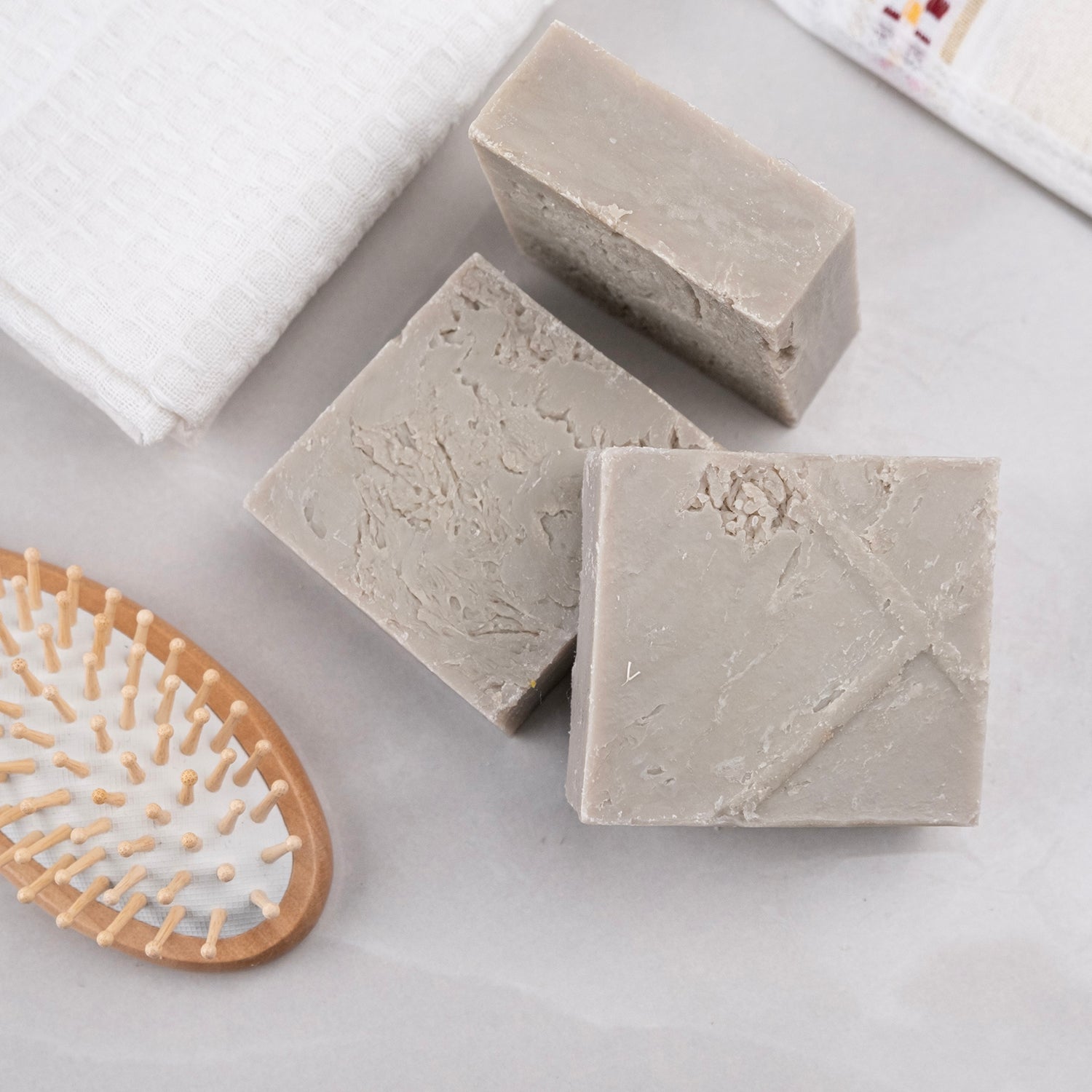 Doğal meşe külü içeren geleneksel sabun – arındırıcı, sivilce ve kepek karşıtı bitkisel bakım ürünü