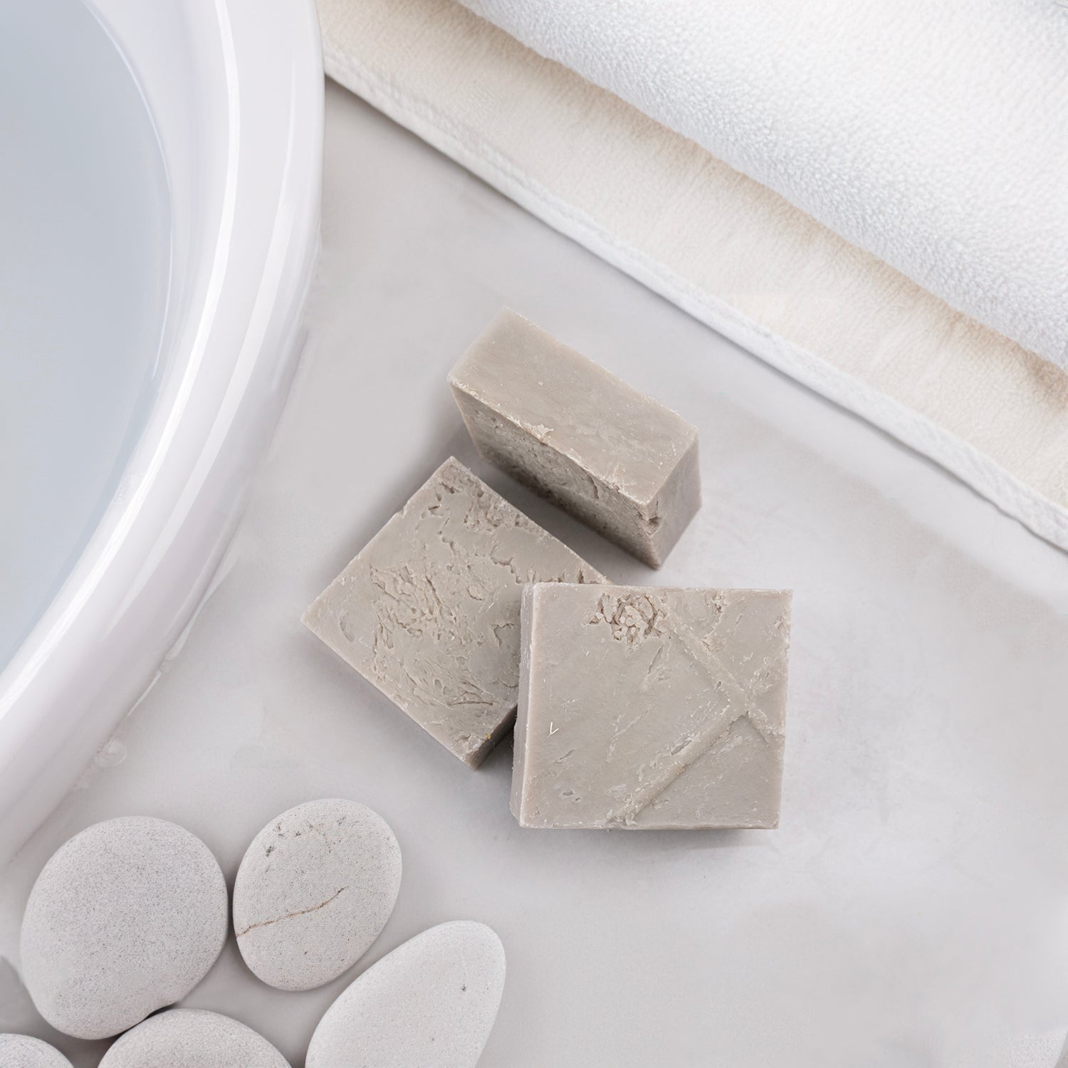 Doğal meşe külü içeren geleneksel sabun – arındırıcı, sivilce ve kepek karşıtı bitkisel bakım ürünü