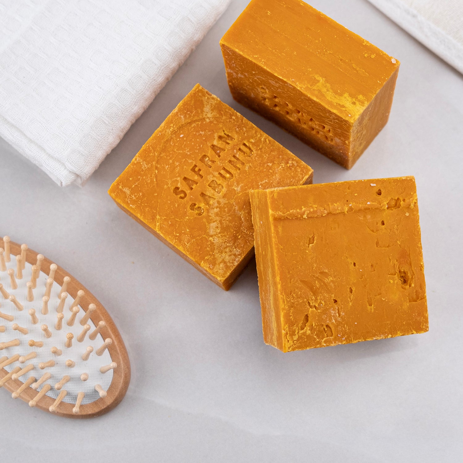Safran özü içeren doğal sabun – cilt aydınlatıcı, leke karşıtı ve ton dengeleyici bitkisel bakım ürünü