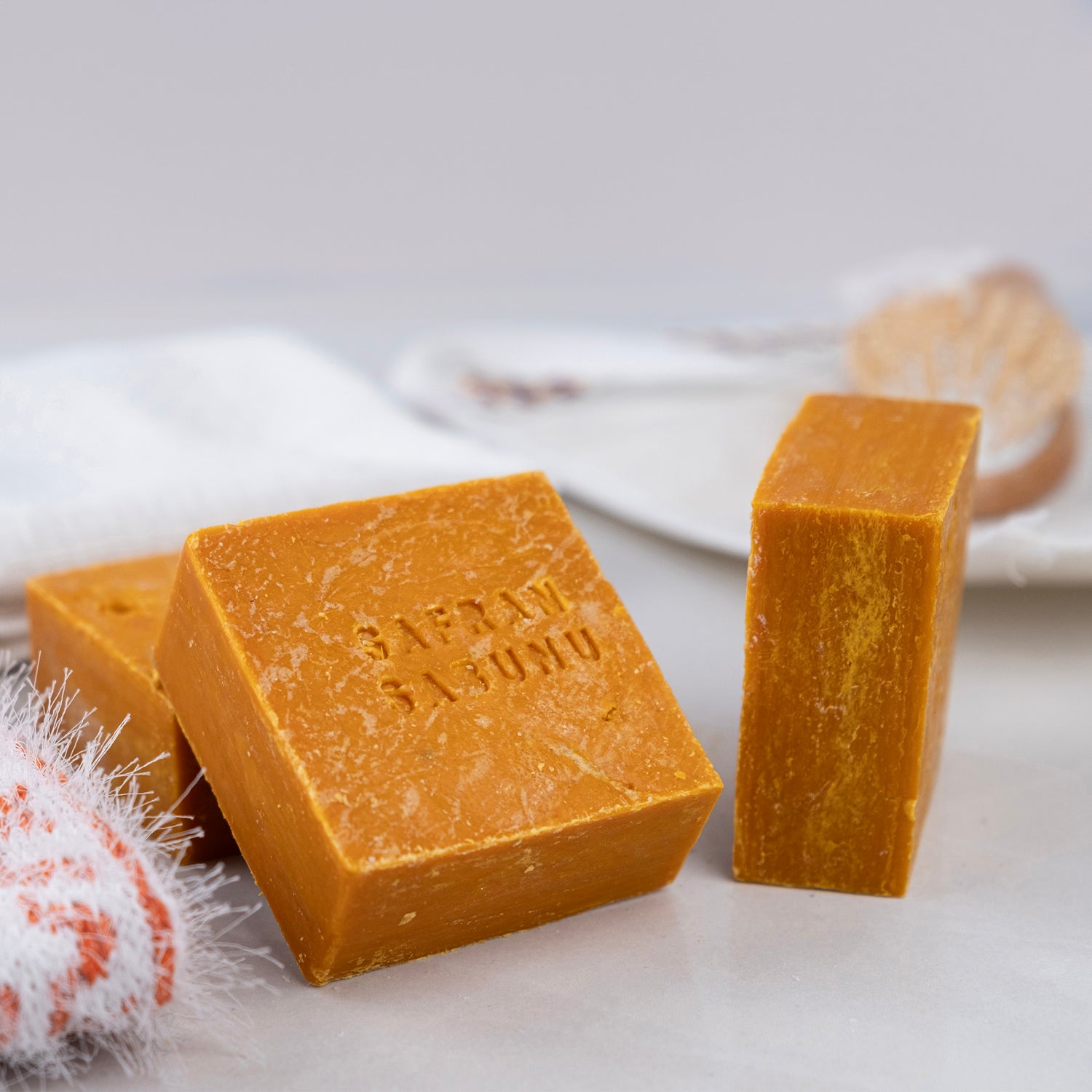 Safran özü içeren doğal sabun – cilt aydınlatıcı, leke karşıtı ve ton dengeleyici bitkisel bakım ürünü